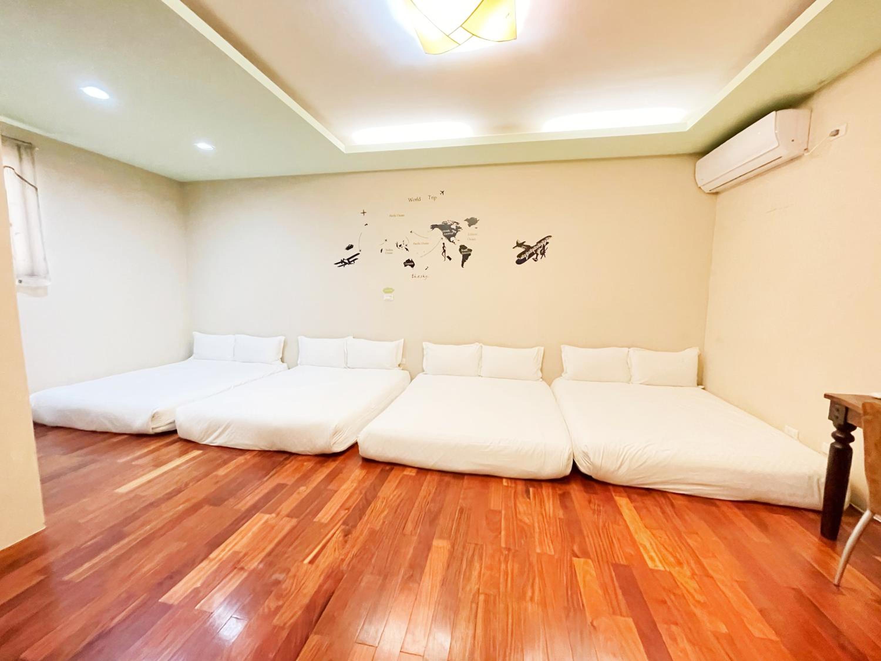 Family Room with Private Bathroom photo 2