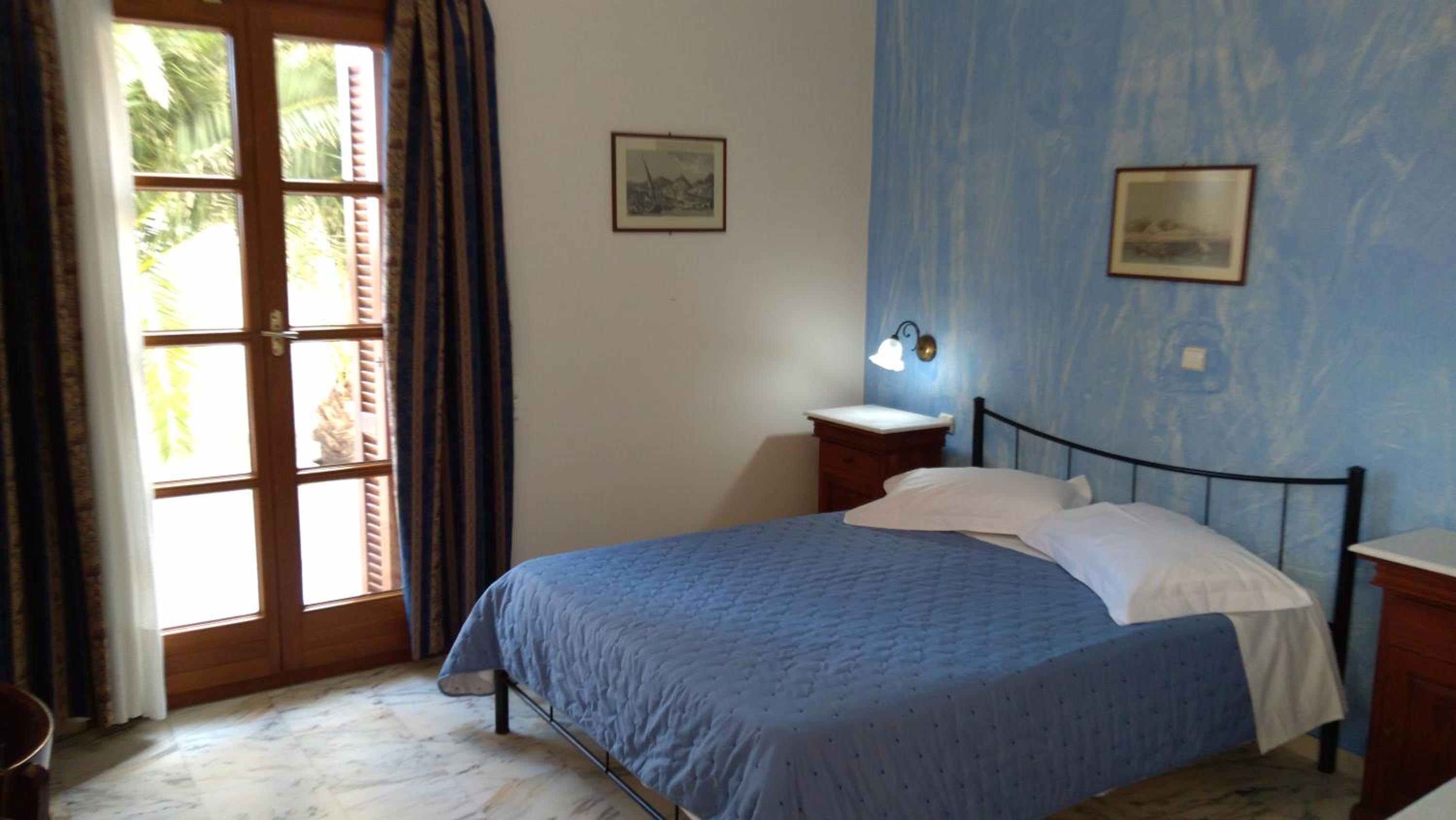 Deluxe Double Room with Side Sea View