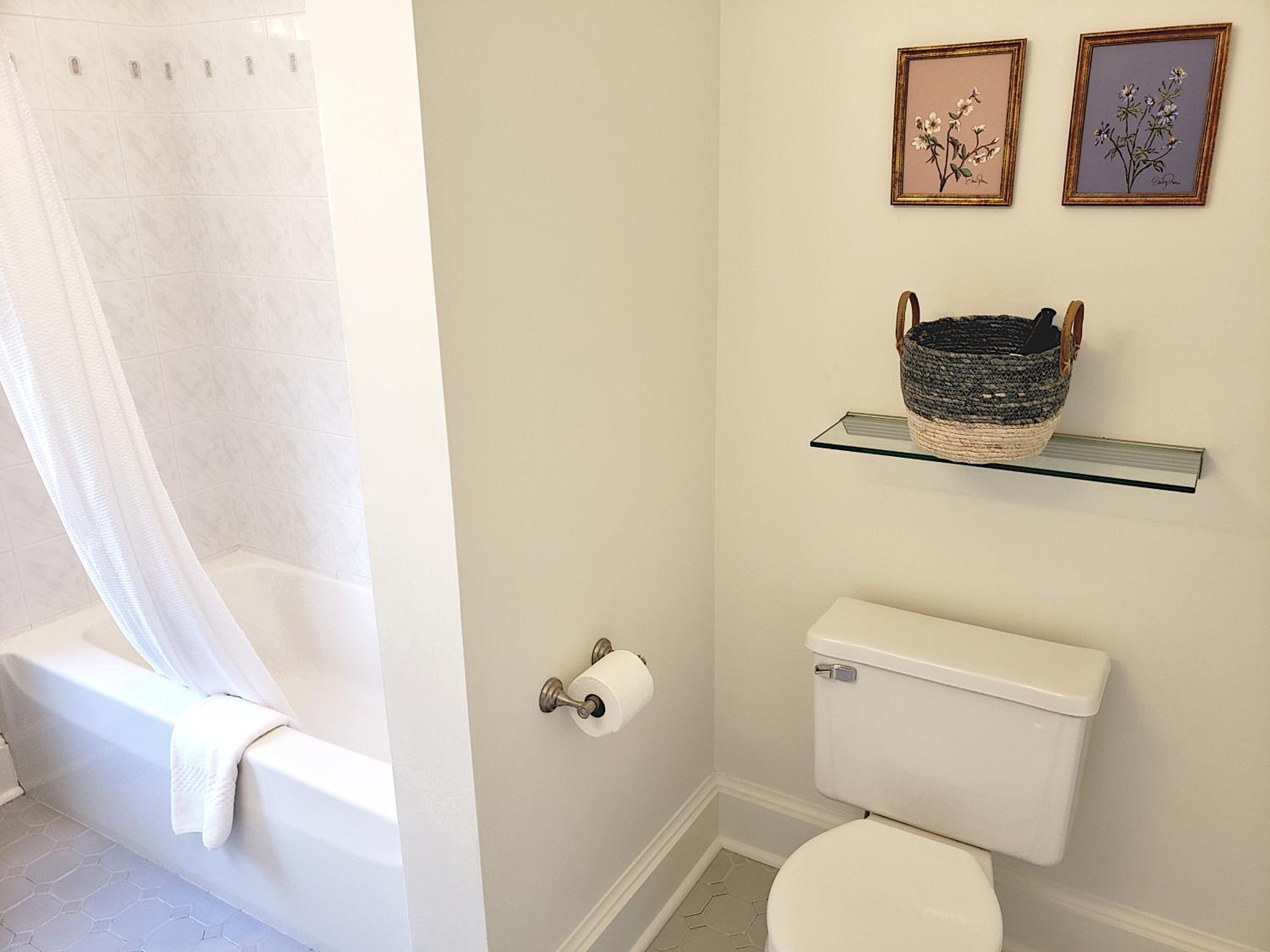 King Room with Detached Private Bathroom photo 3
