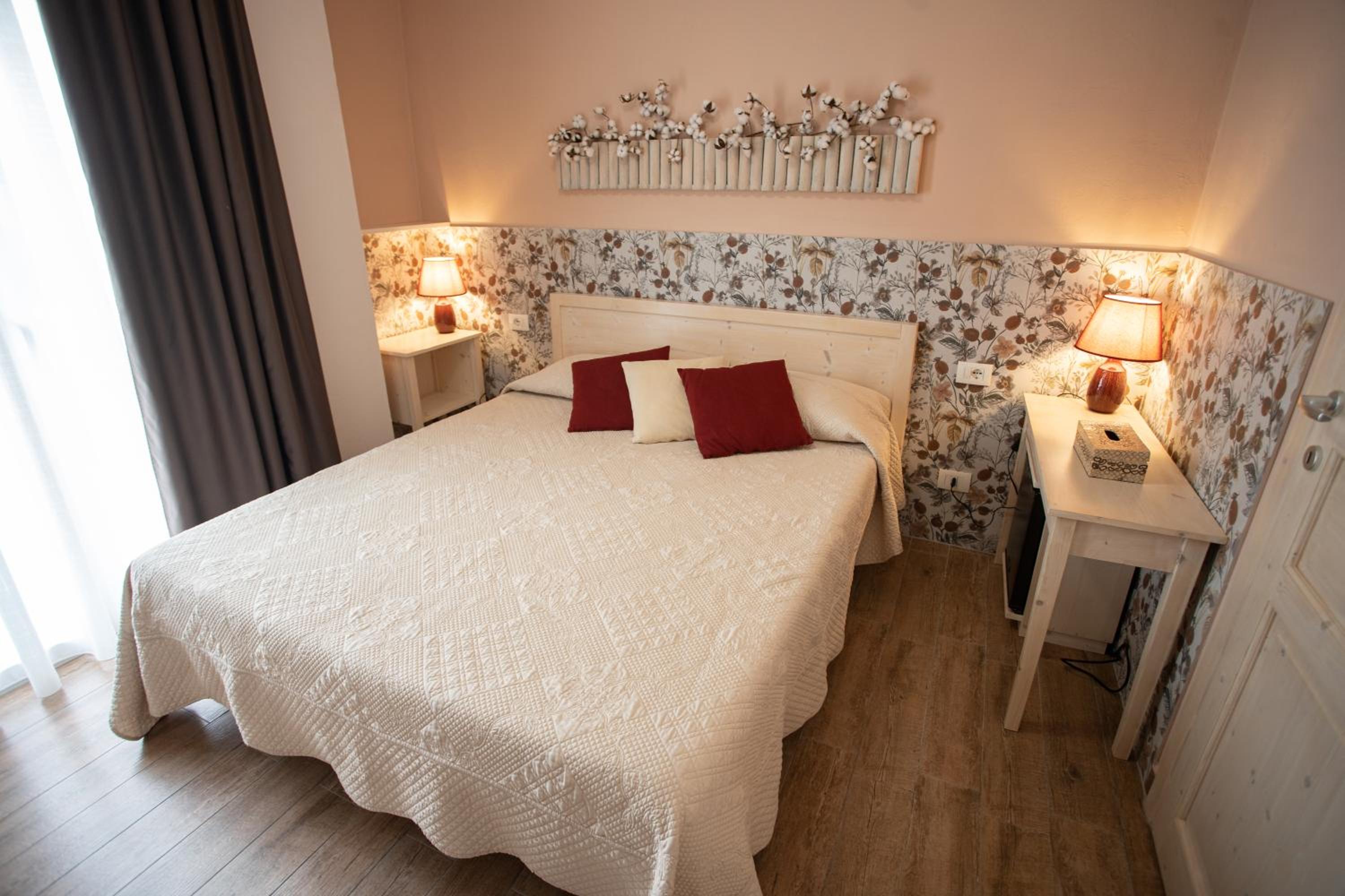Small Double Room - Photo 2
