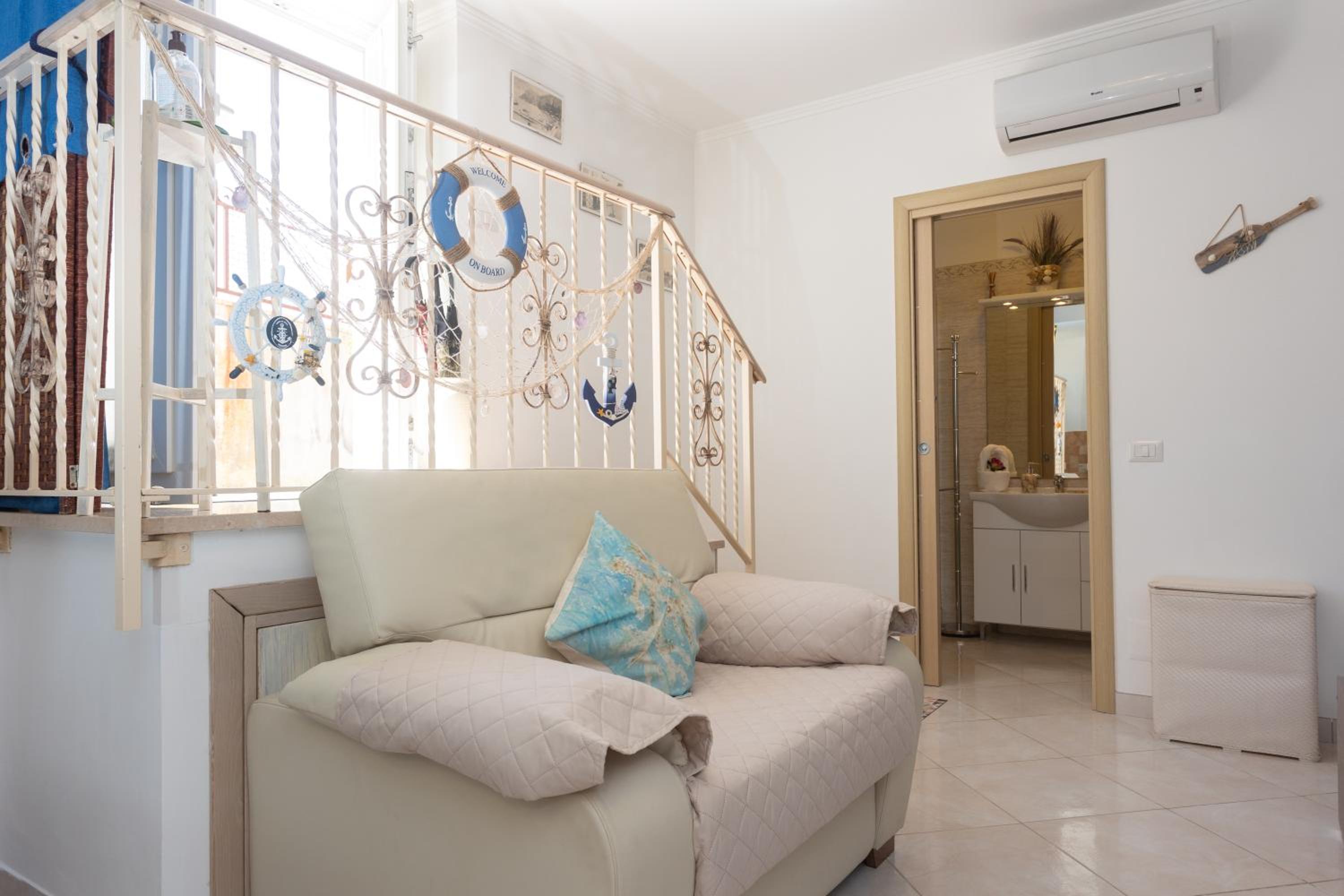 Studio Apartment - Photo 23