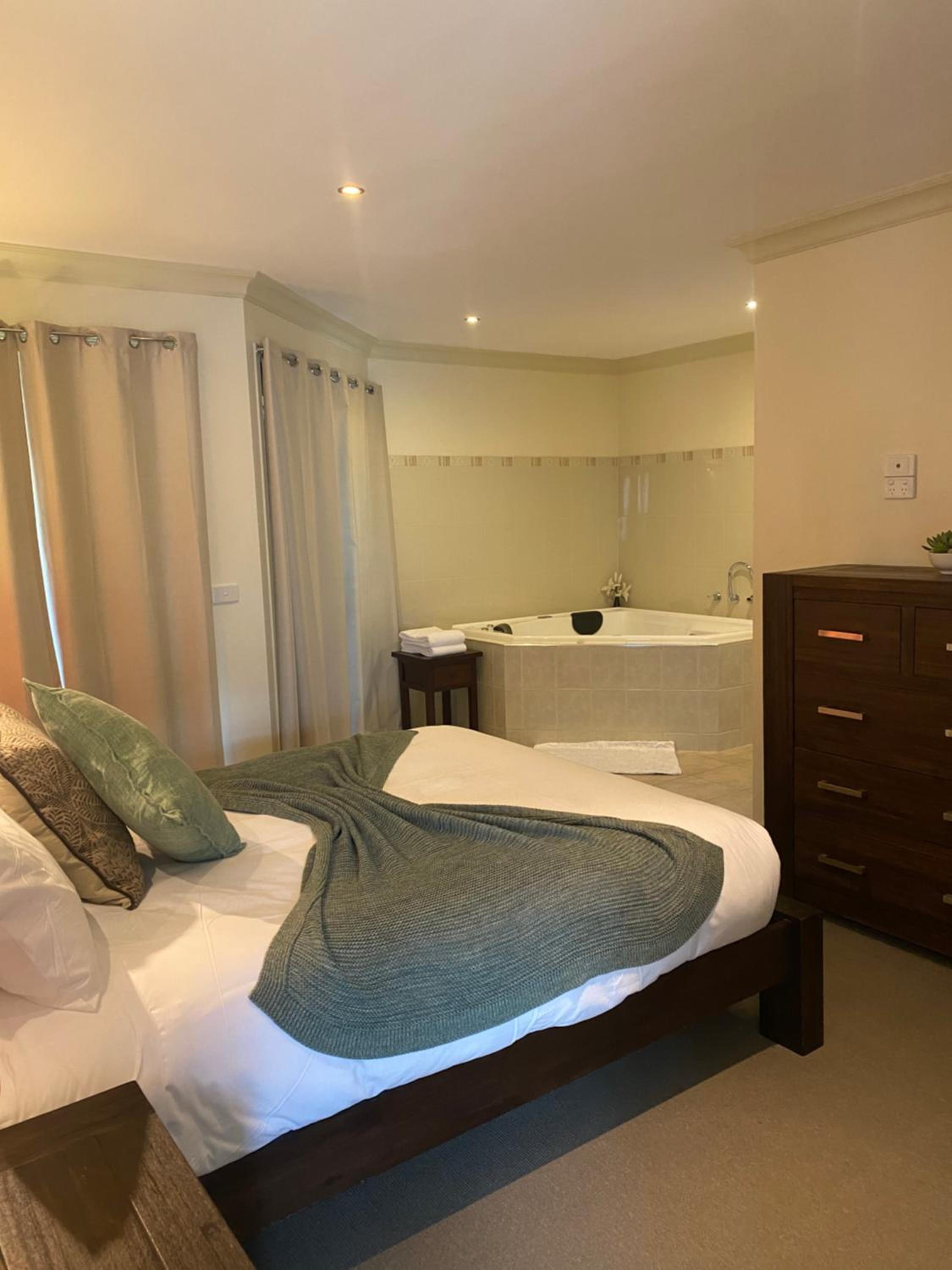 Self-Contained Cottage with Spa Bath - Redgum Cottage