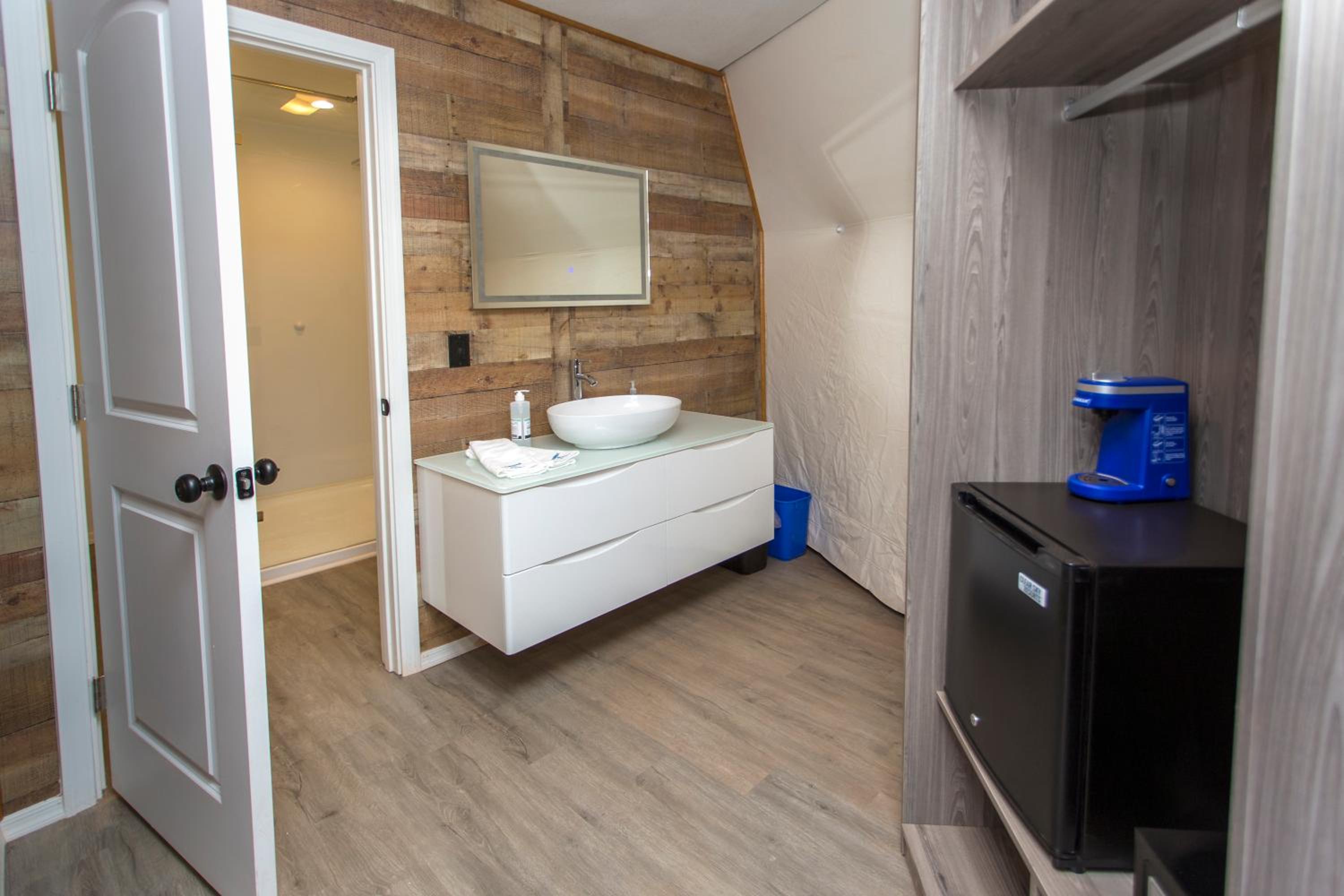 Deluxe Queen Room - Photo 7