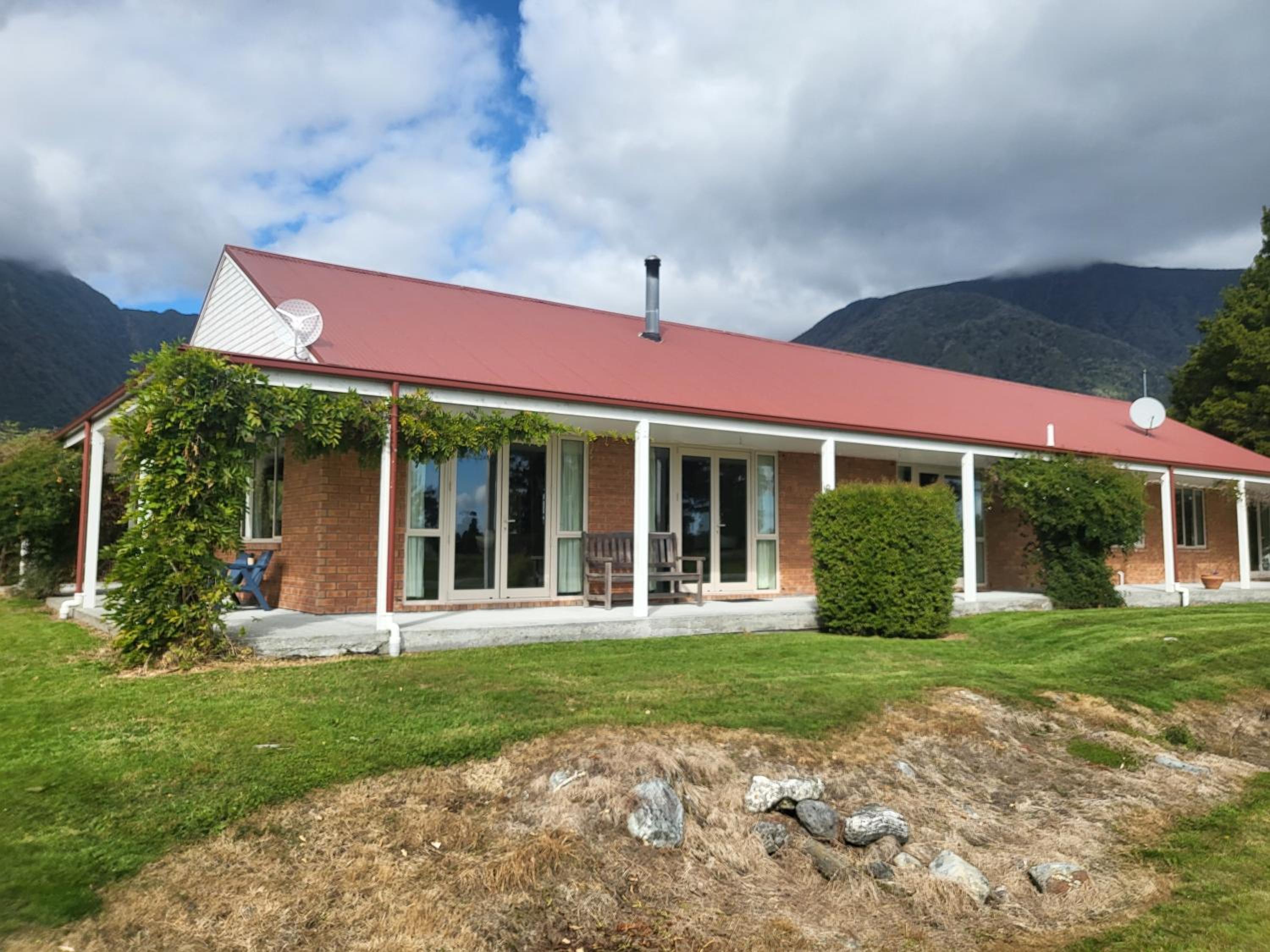 Six-Bedroom House - Photo 15