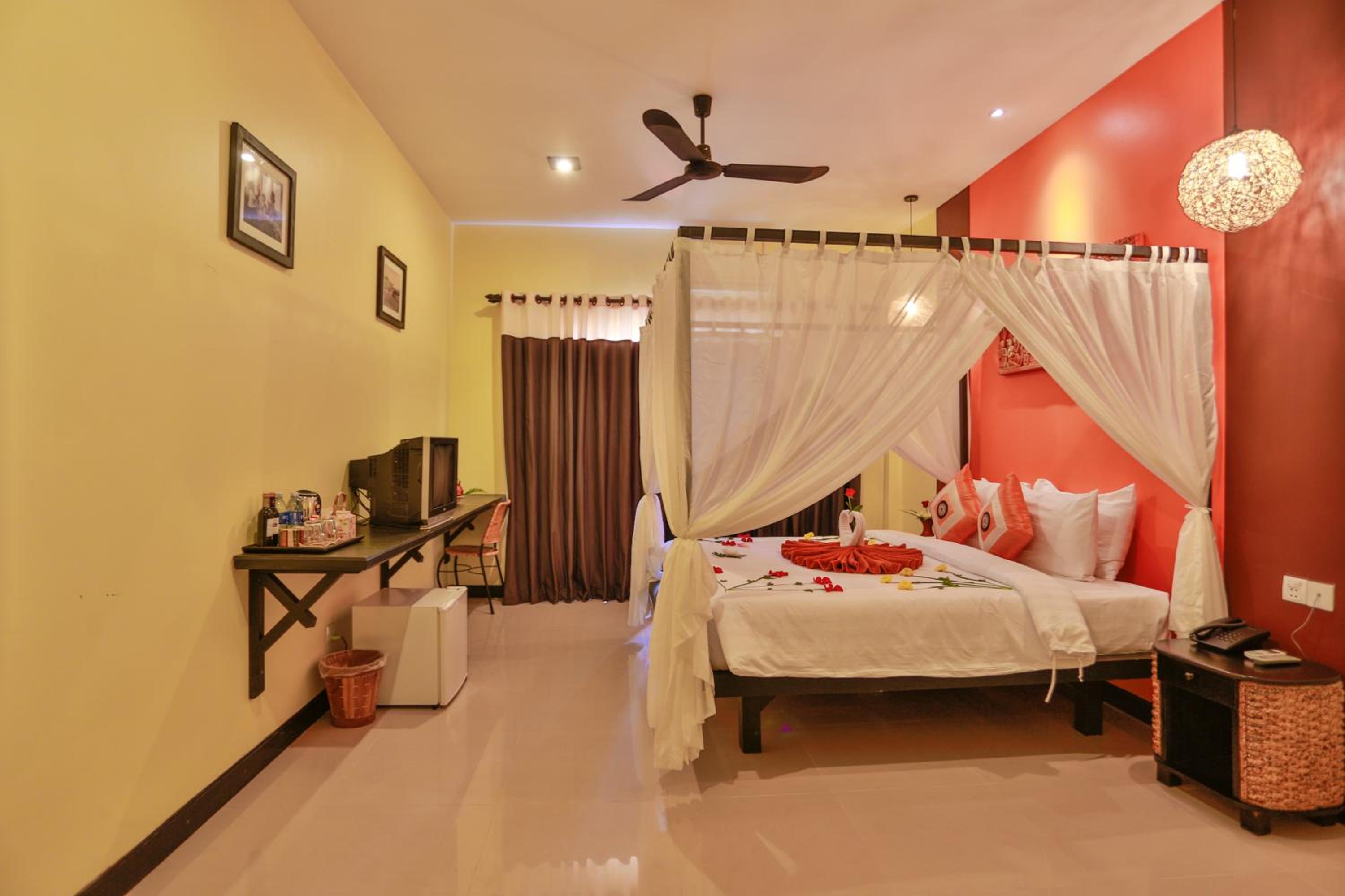 Studio Double With Balcony Pool View - Free Pick Up photo 3