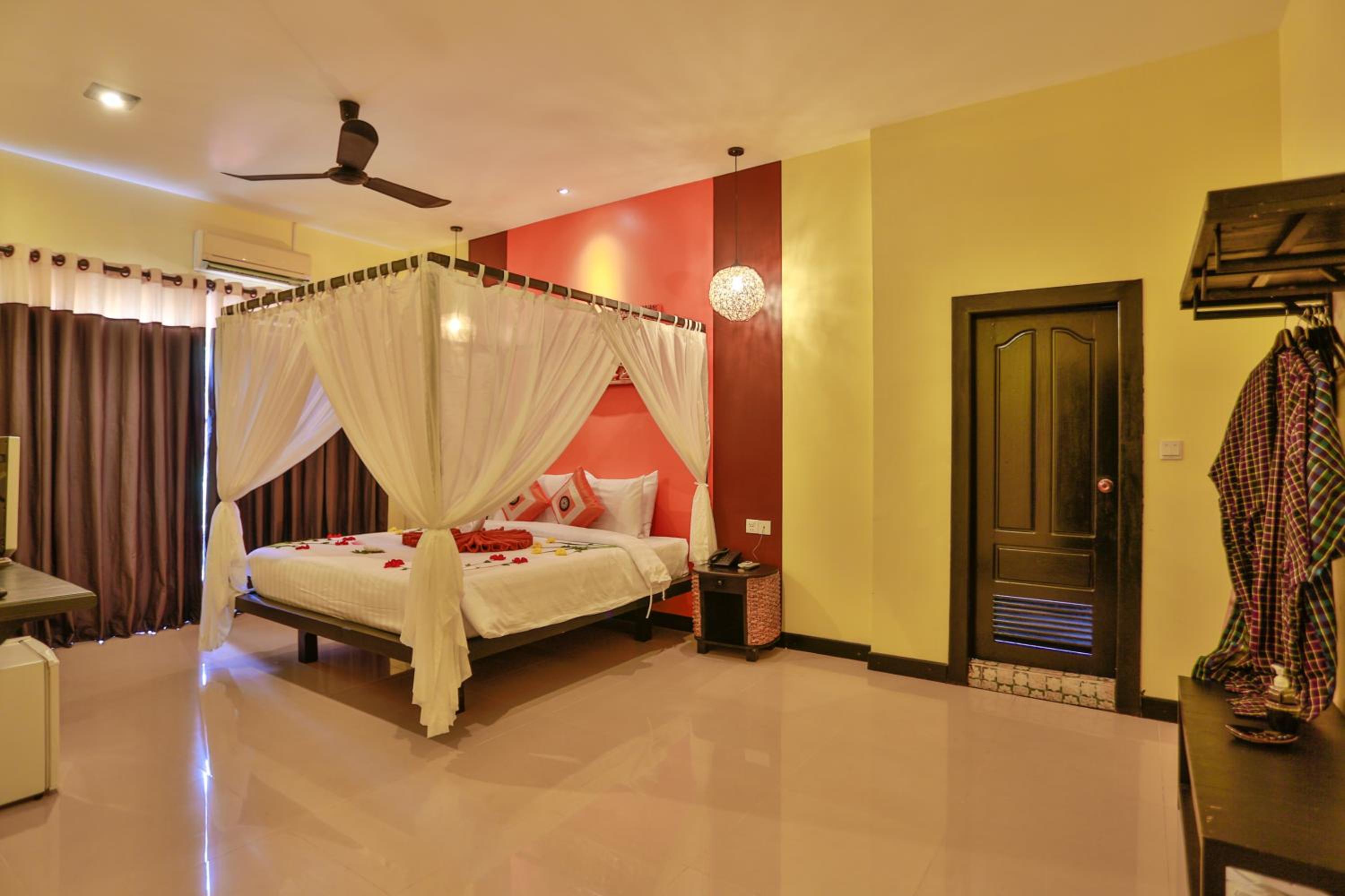 Studio Double With Balcony Pool View - Free Pick Up photo 2