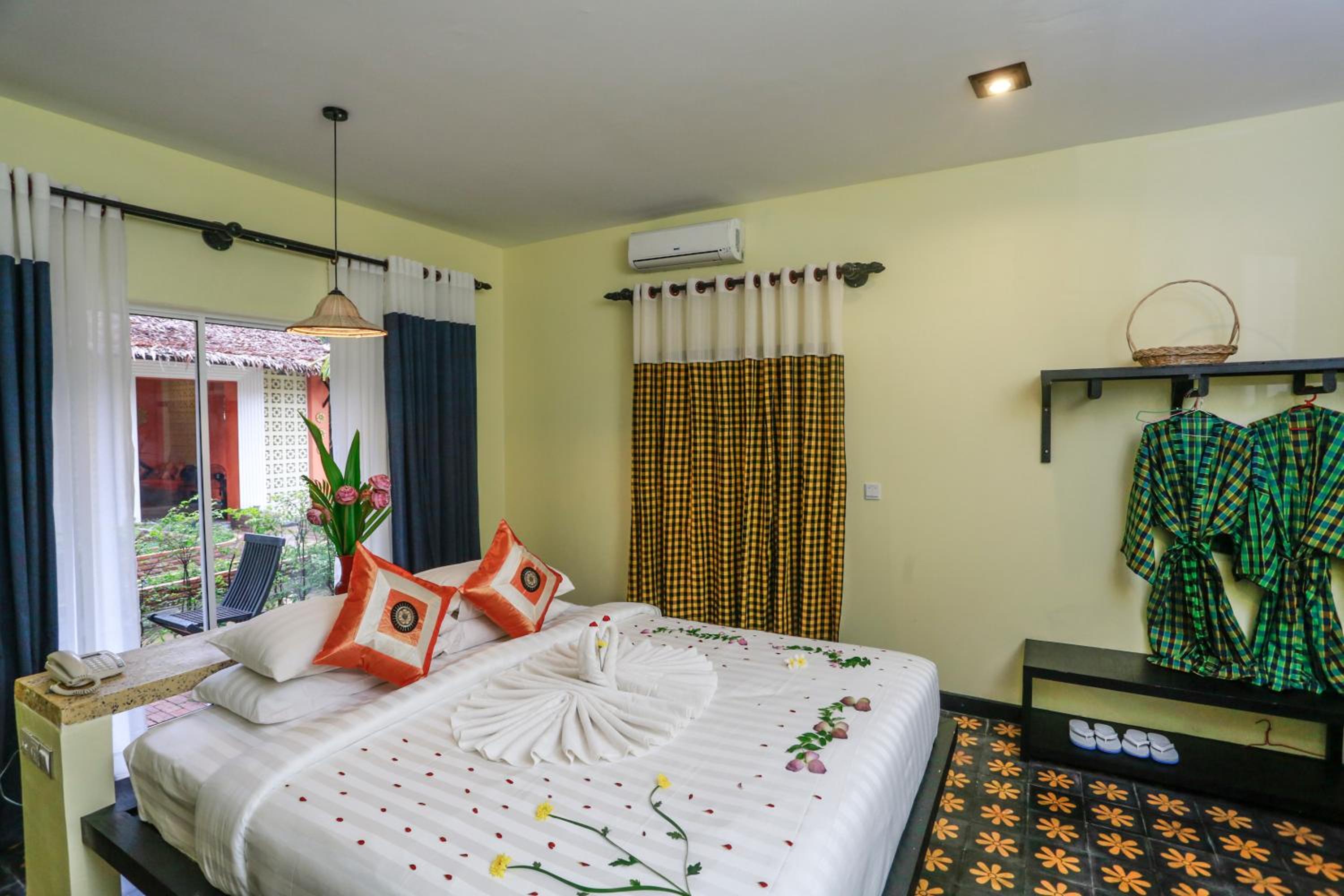 Deluxe King Room with Balcony - Free Pick Up
