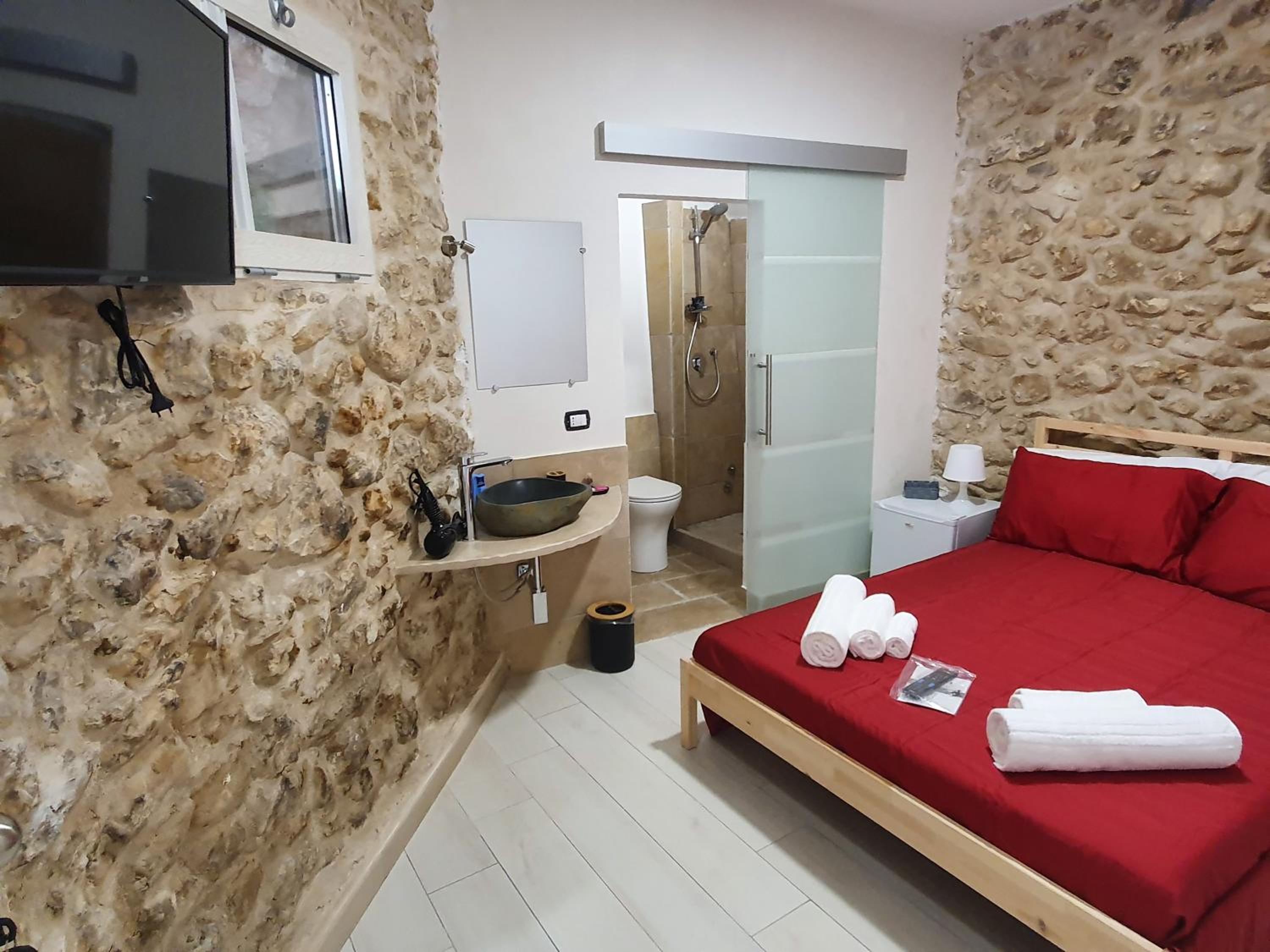 Small Double Room - Photo 5