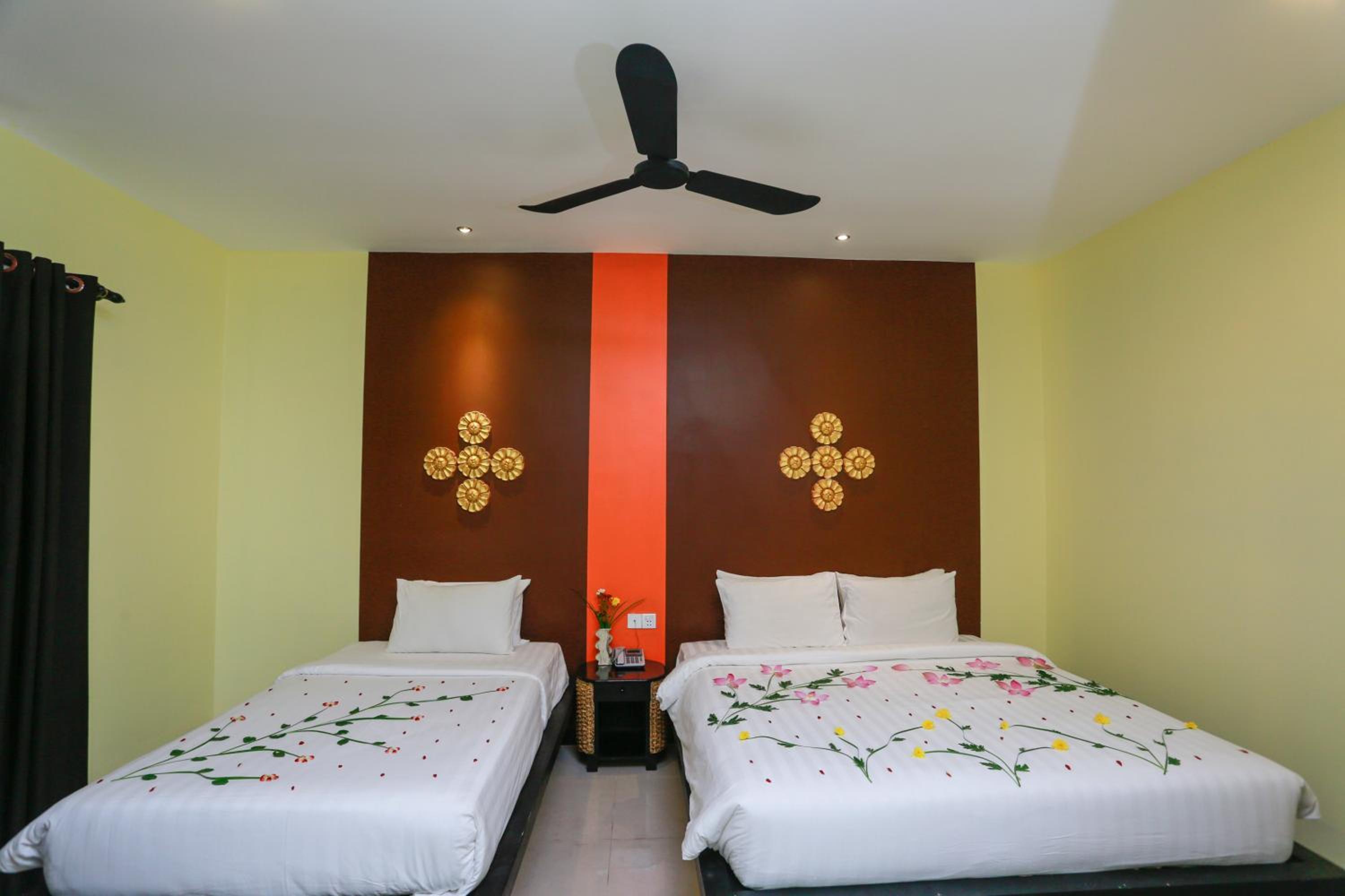 Deluxe Twin Room With Balcony - Free Pick Up  photo 2