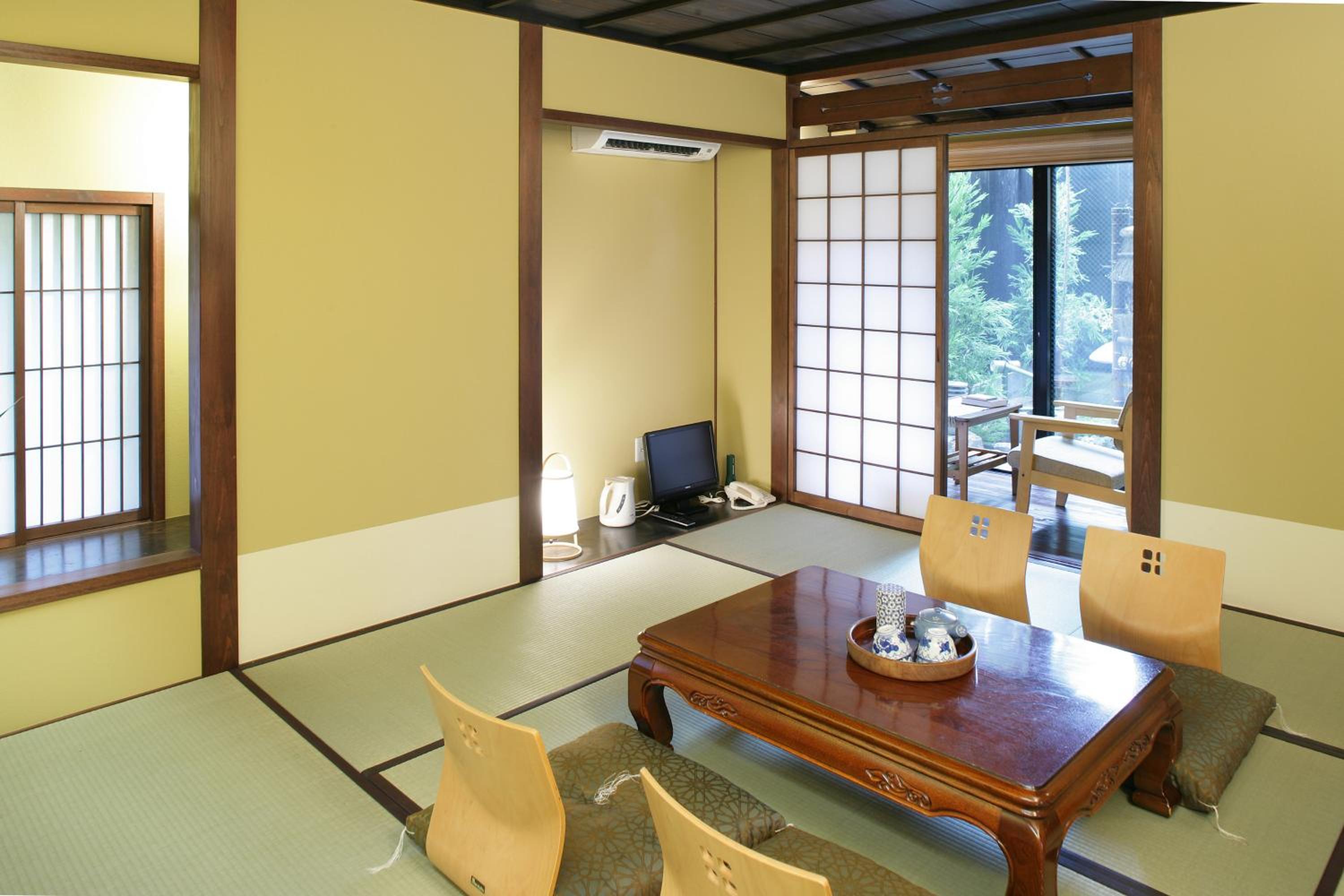 Japanese-Style Deluxe Room with Garden View thumbnail 5