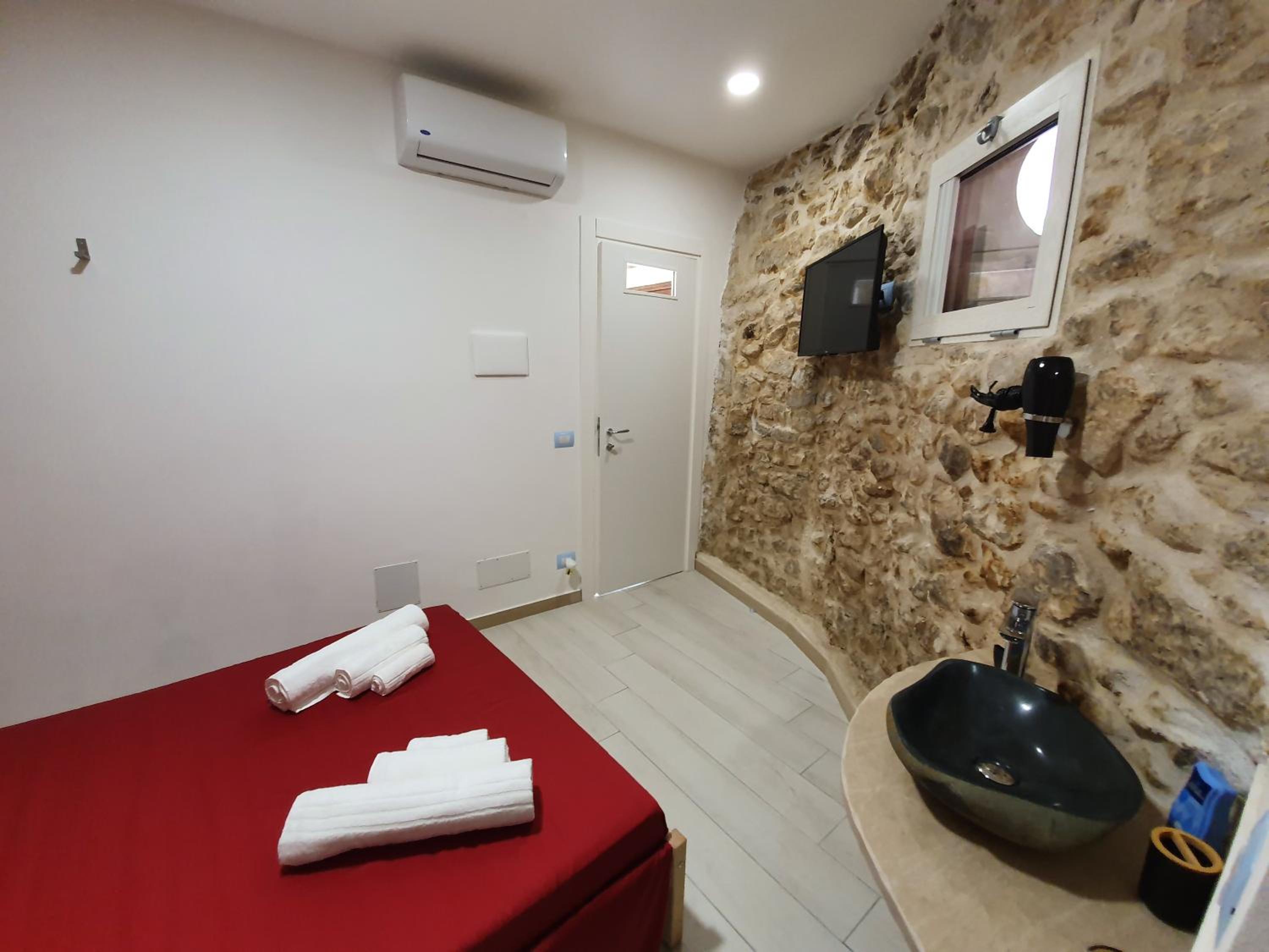 Small Double Room - Photo 8