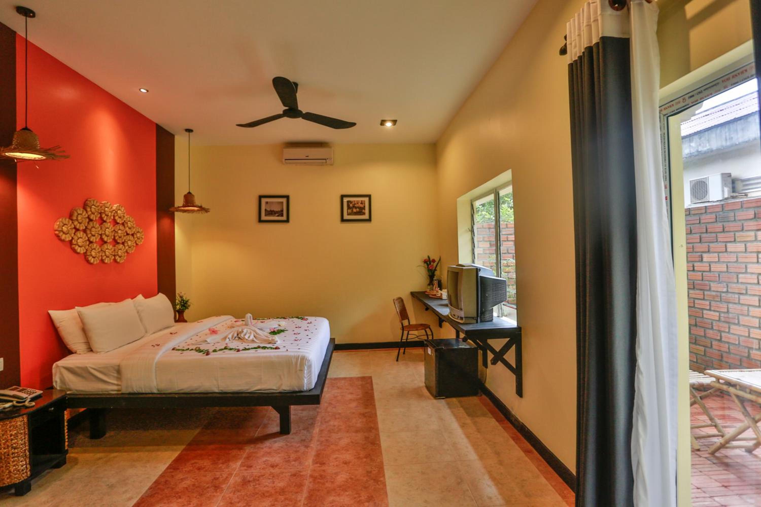  Deluxe King Room with Balcony - Free Pick Up photo 2