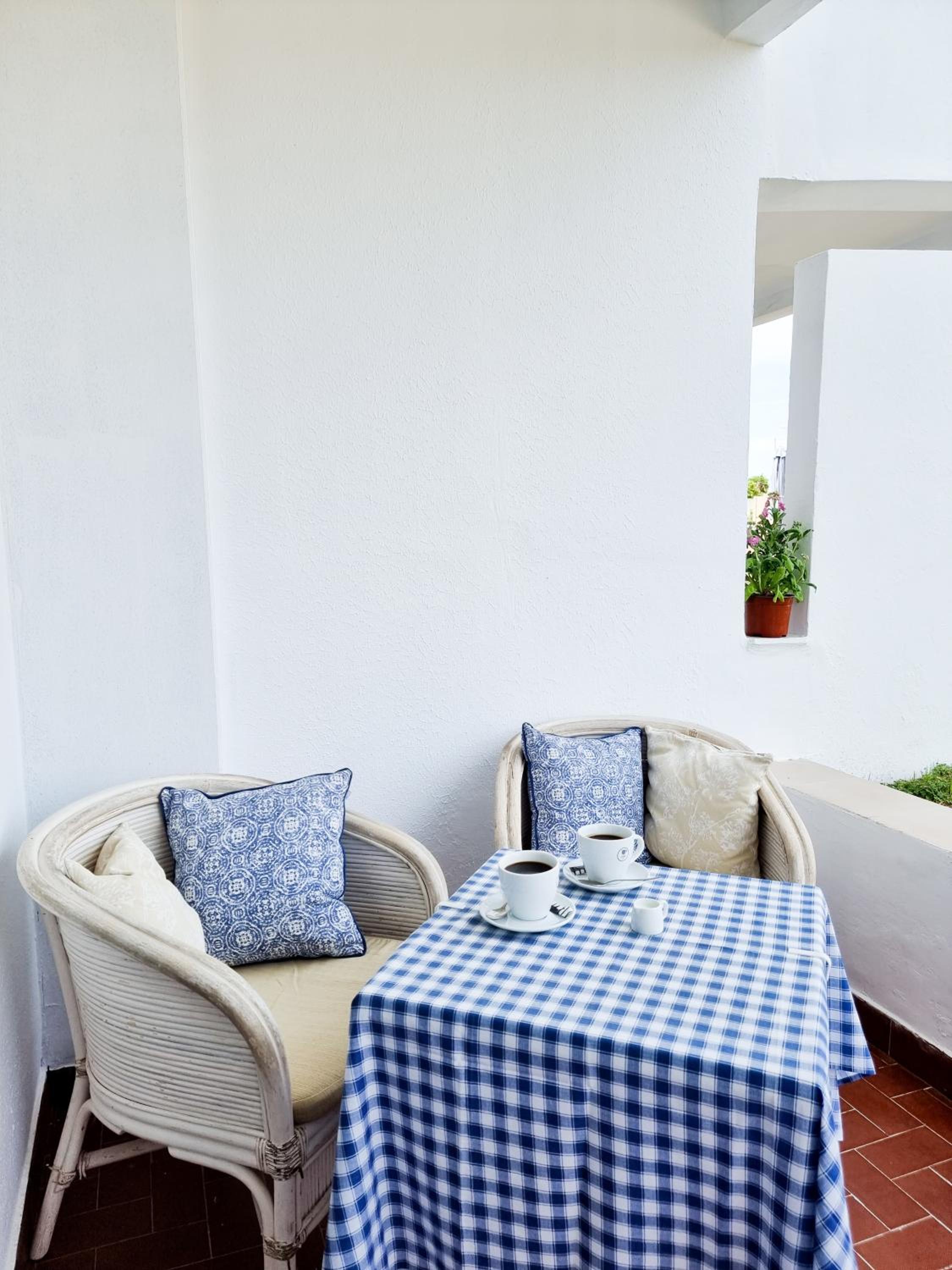 Apartment with Balcony - Photo 3
