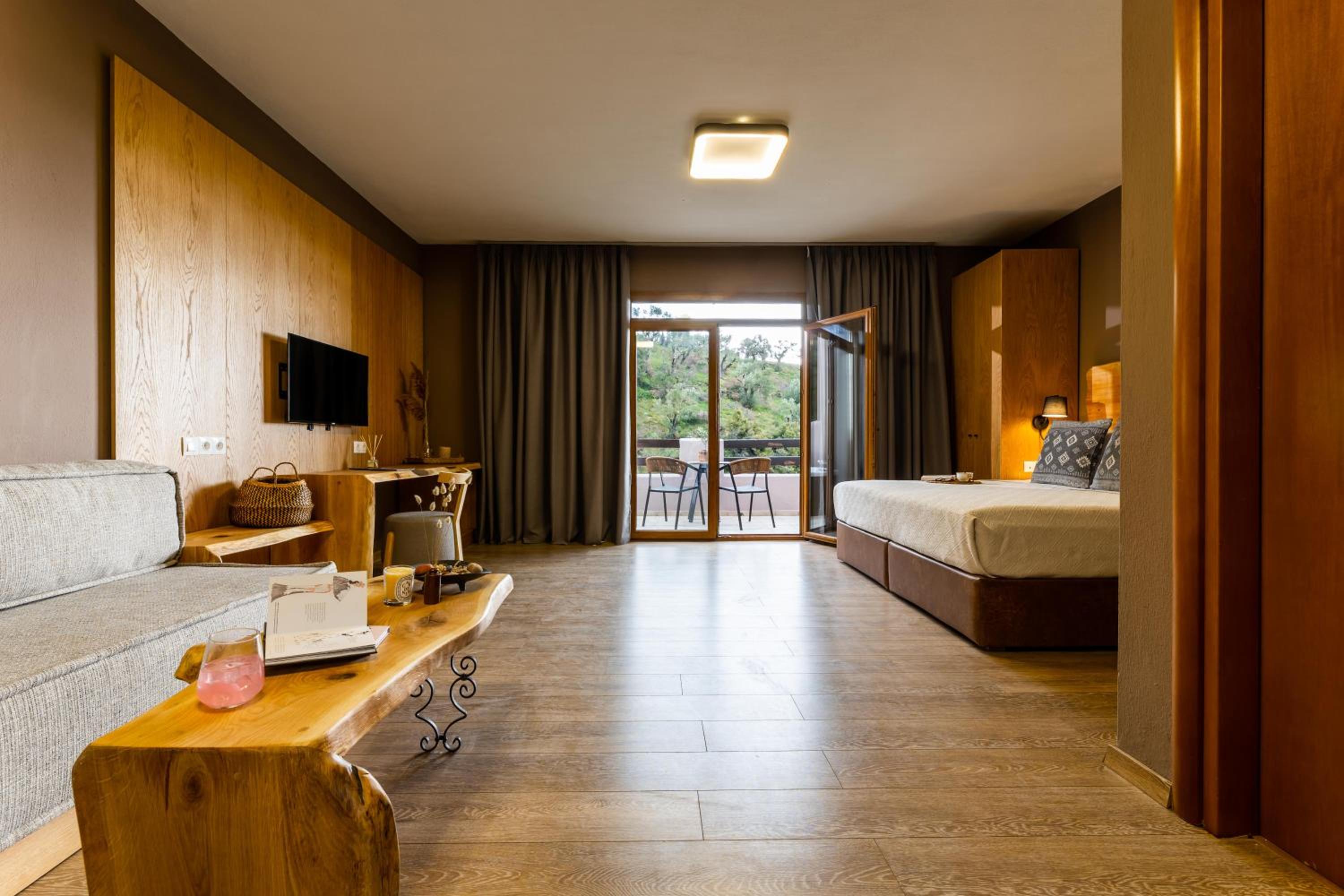 Superior Suite with Outdoor Hot Tub