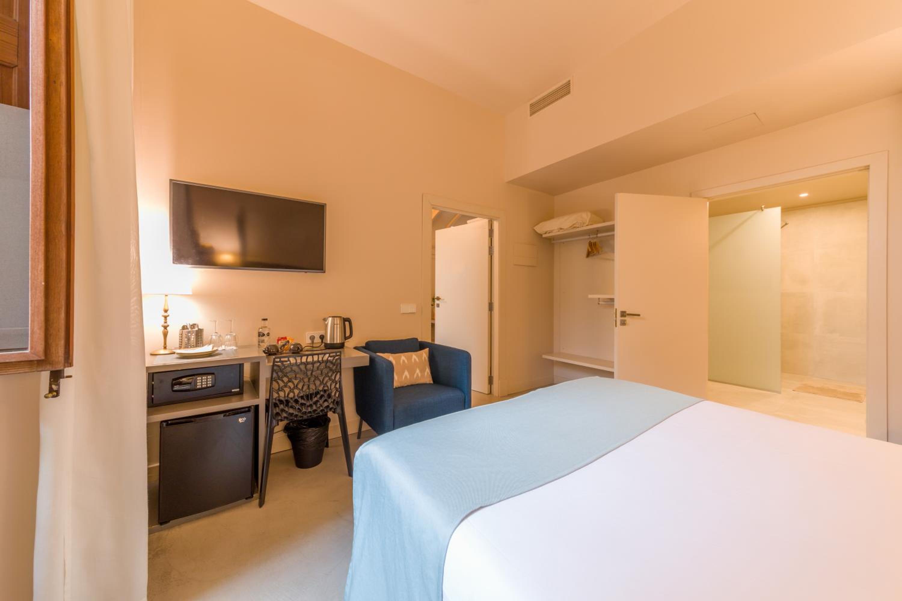 Double or Twin Room - Photo 5