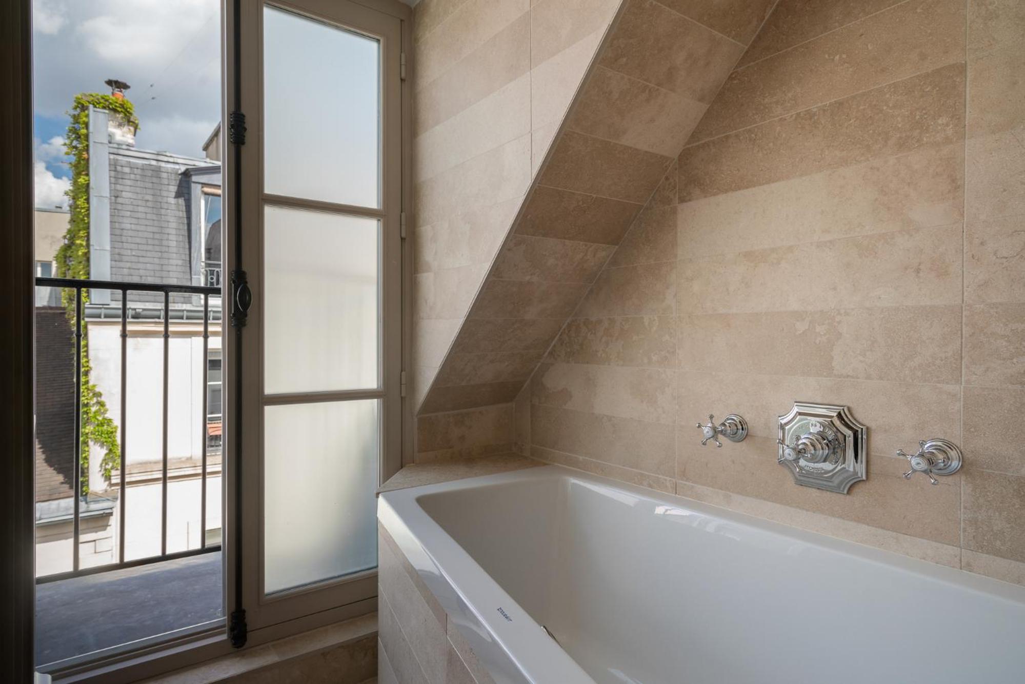 Deluxe Triple Room with Balcony photo 2