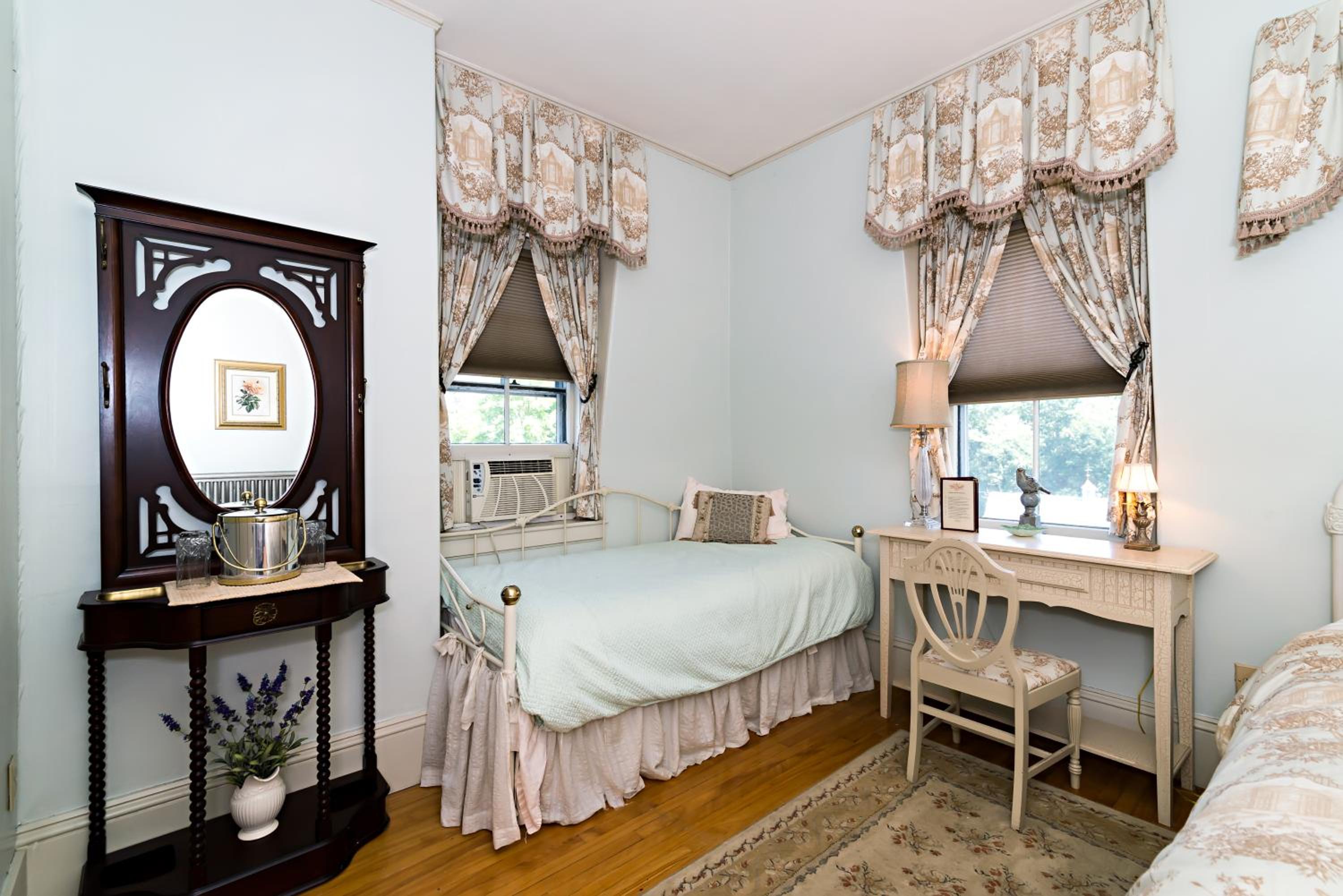 Vivienne Room photo 2