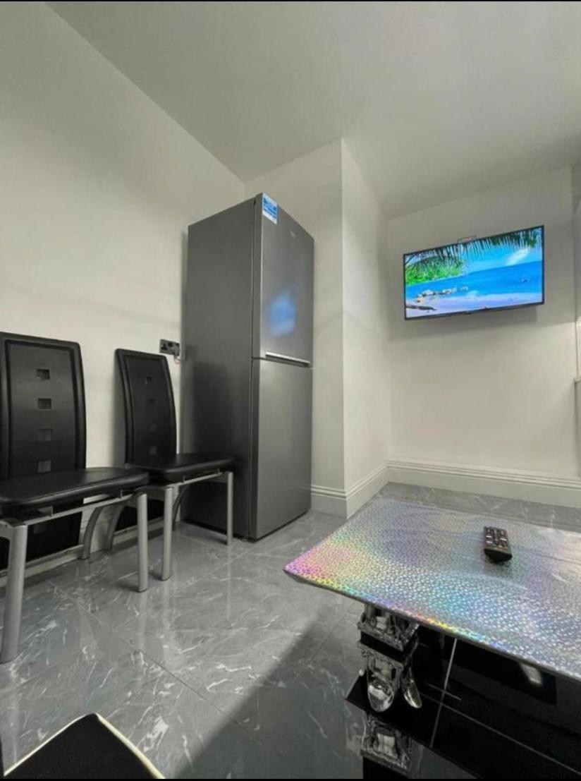 Three-Bedroom Apartment - Photo 4