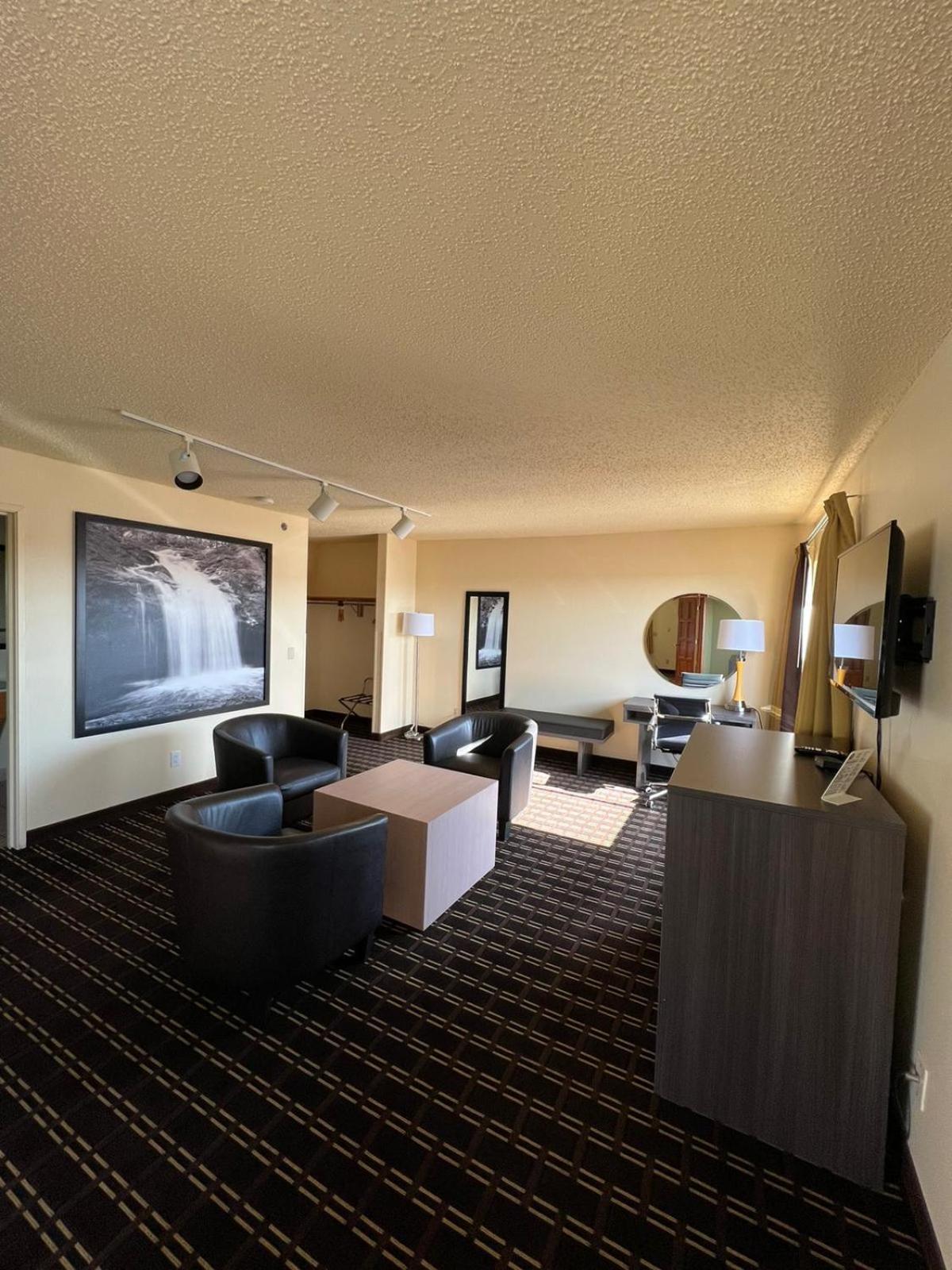 One-Bedroom King Suite - Non-Smoking - Photo 3
