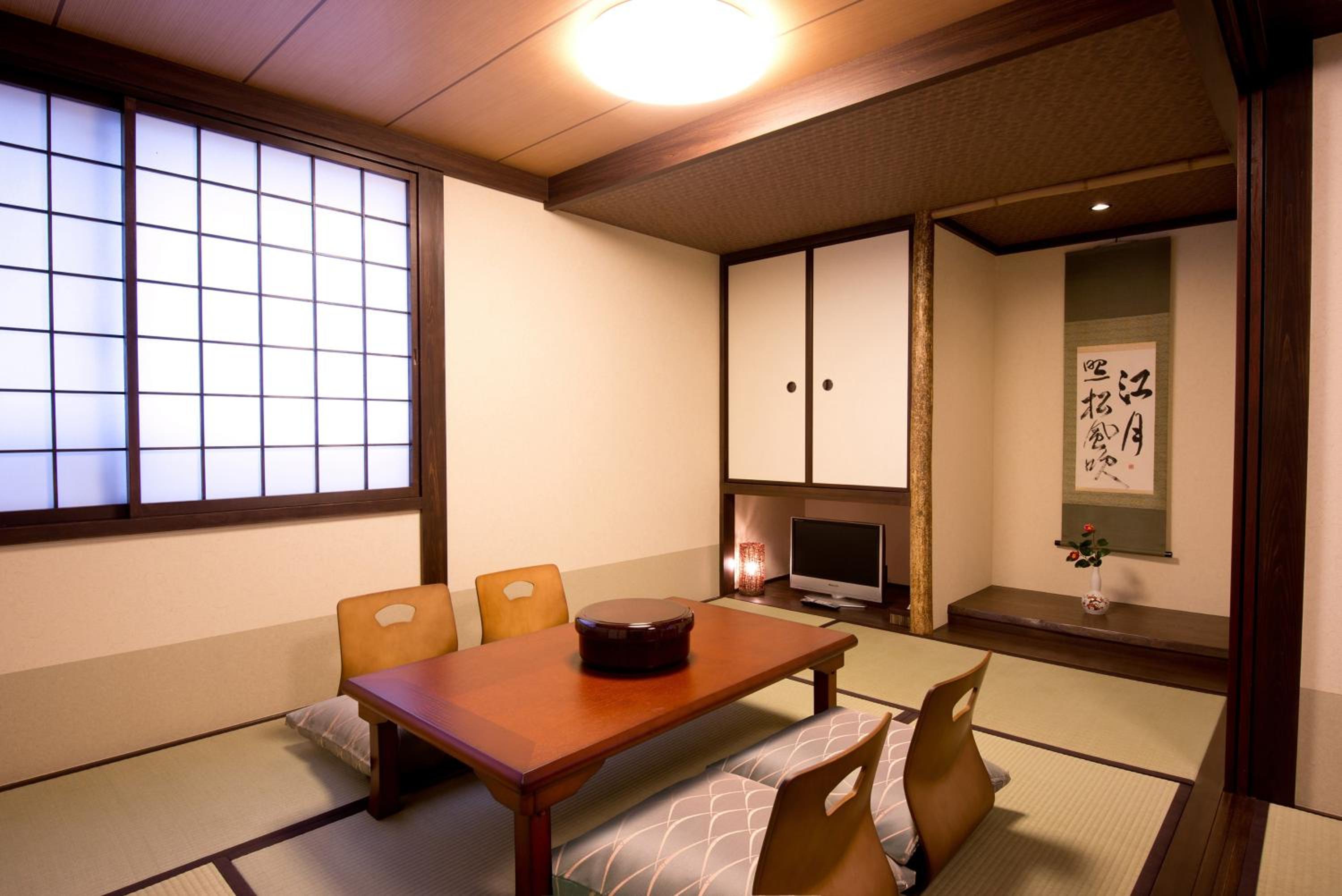 Japanese-Style Family room with kitchen thumbnail 5