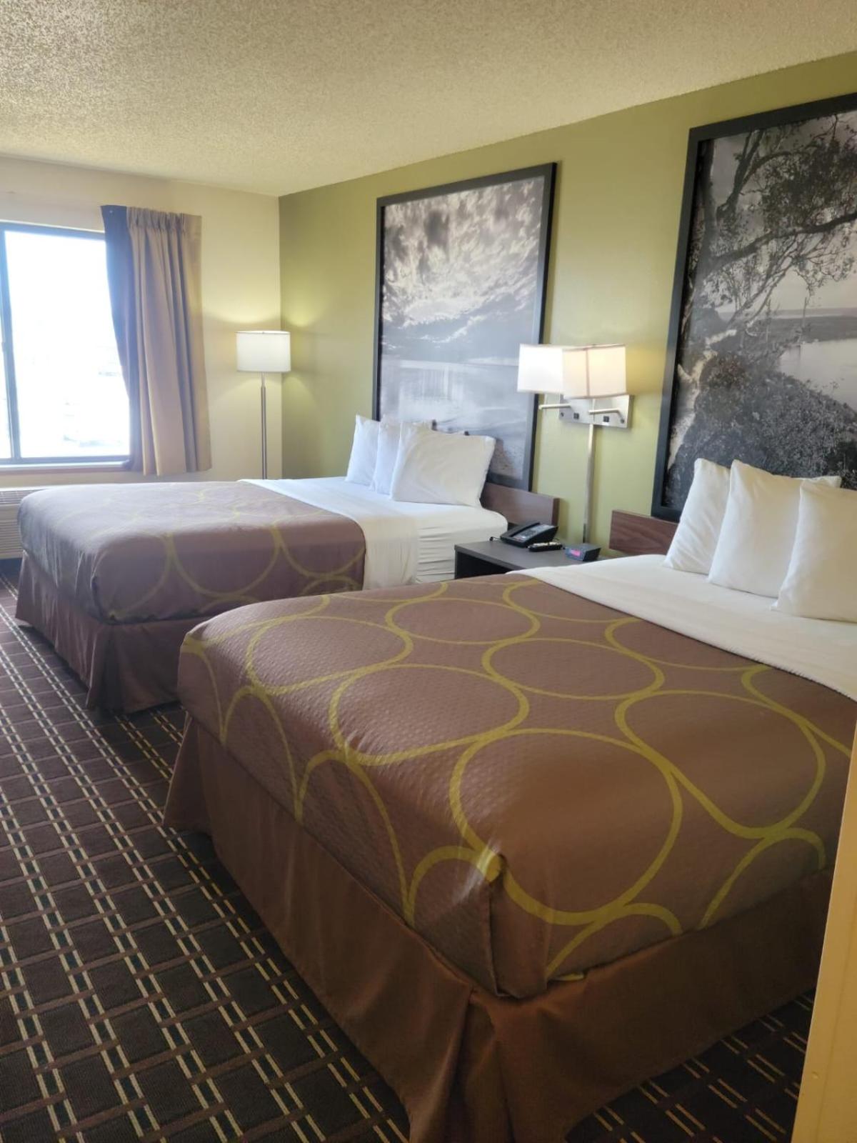Queen Room with Two Queen Beds - Non-Smoking - Photo 2