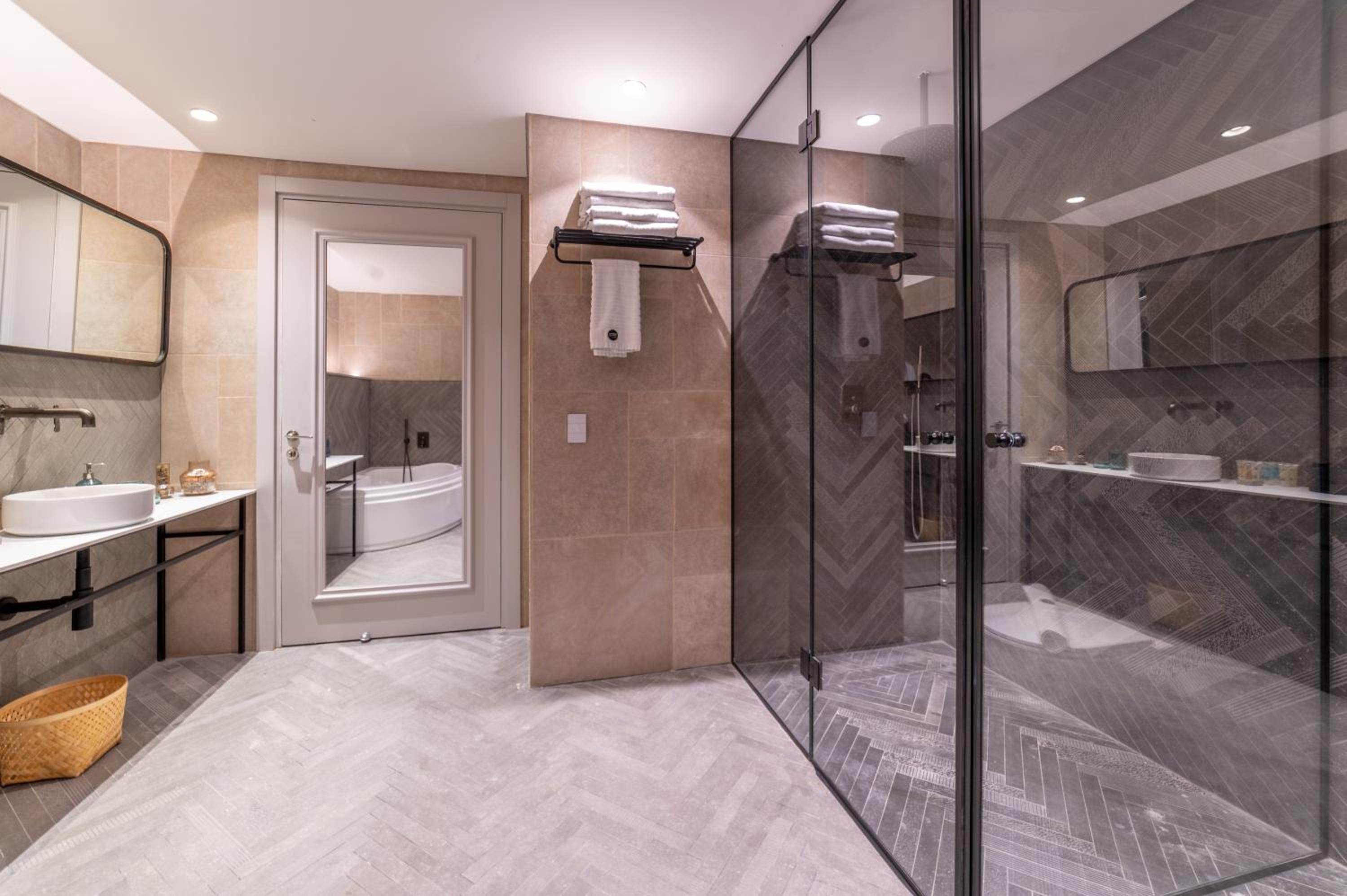 Deluxe Suite with Spa Bath photo 2