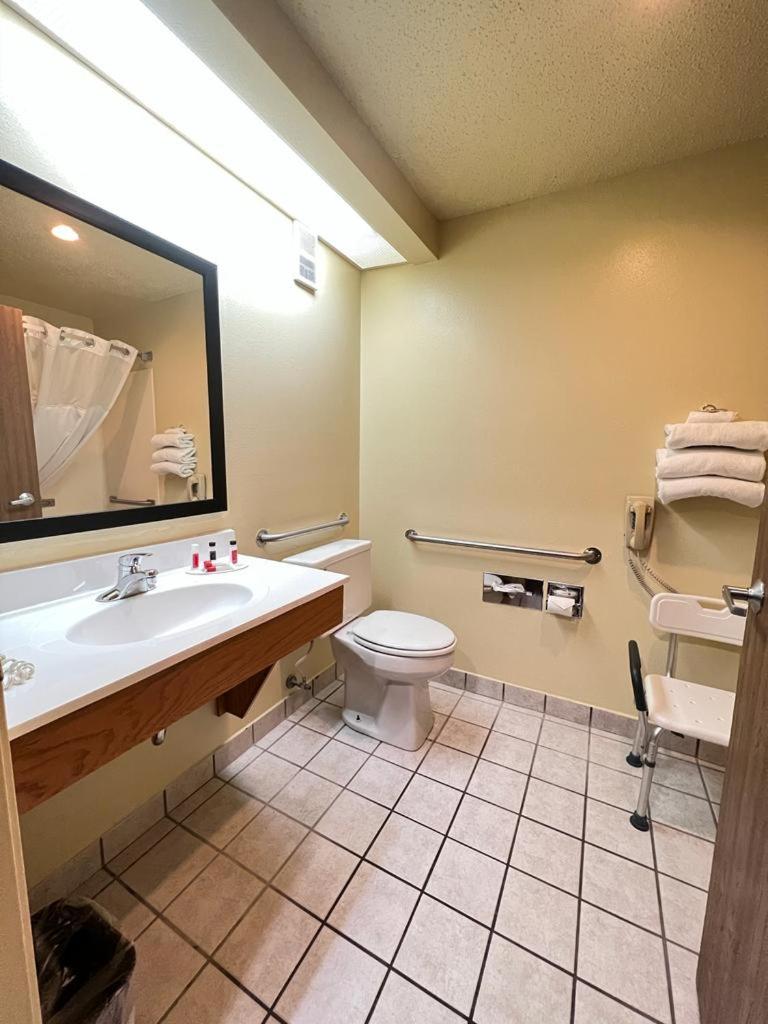 Queen Room with Two Queen Beds - Mobility Access/Non-Smoking - Photo 2