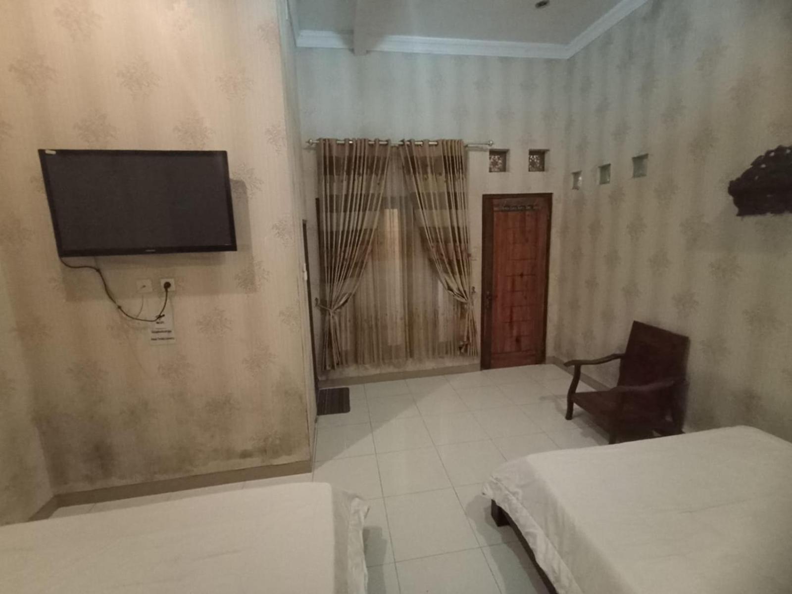 Double or Twin Room with Private Bathroom photo 3