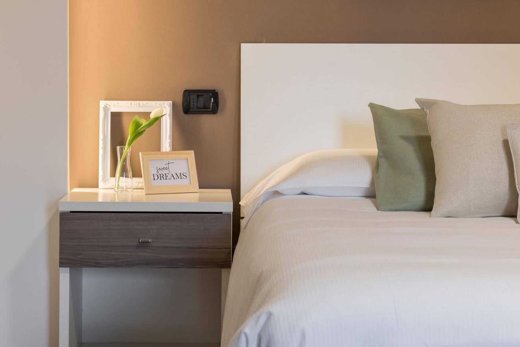 Double Room with Spa Bath - Photo 3