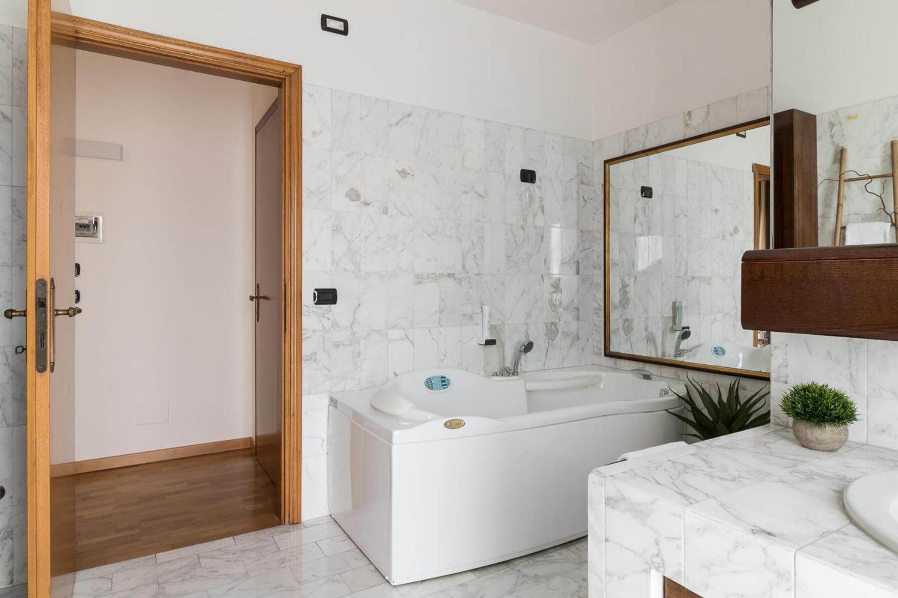 Double Room with Spa Bath - Photo 14