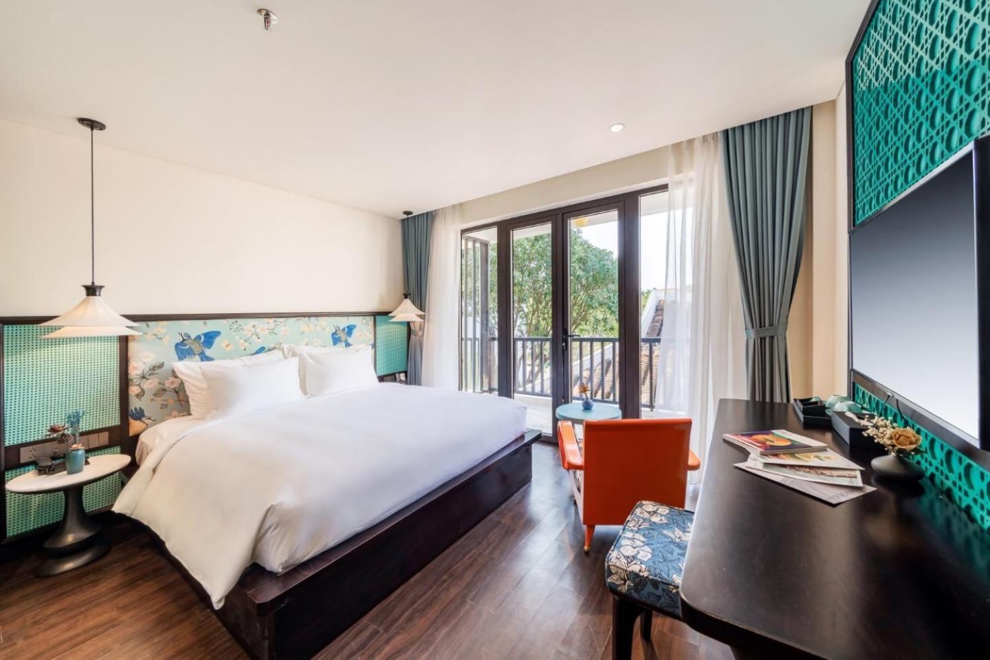 Superior King Room with River View photo 3