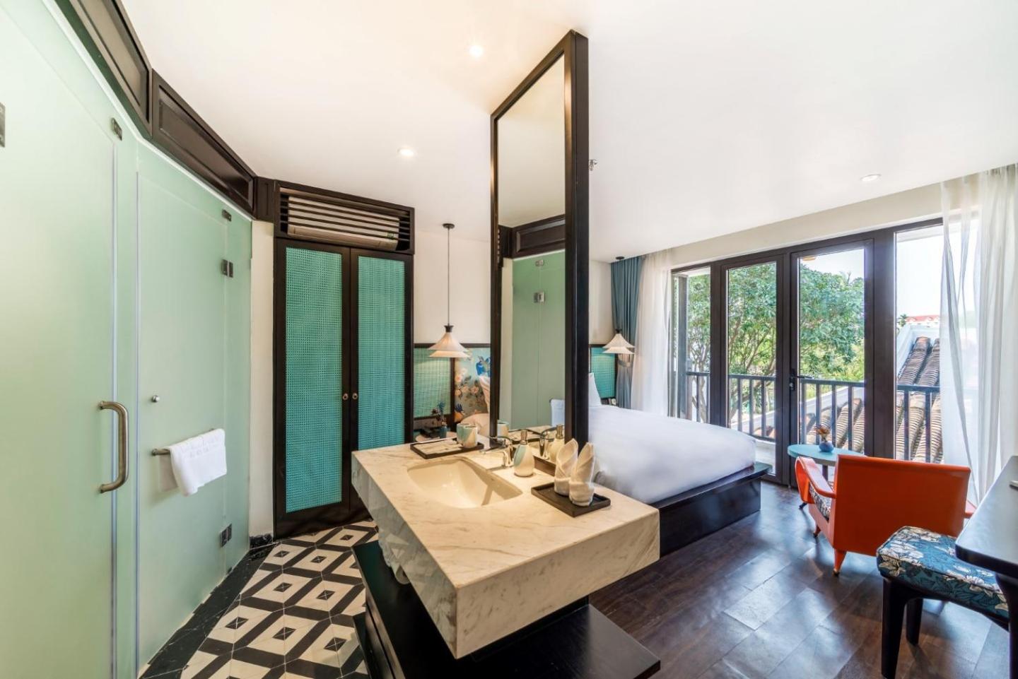 Superior King Room with River View photo 1