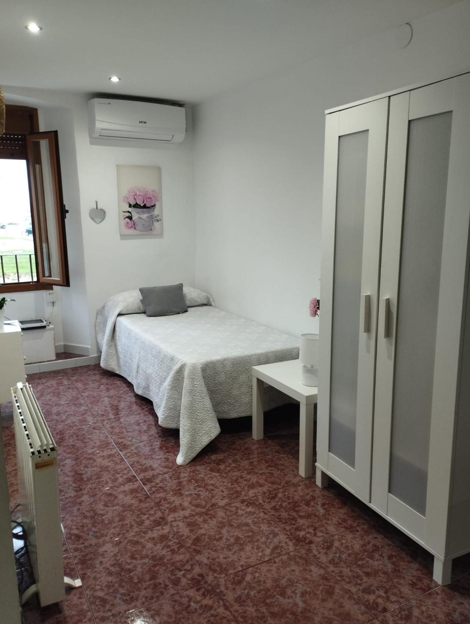 Studio Apartment - Photo 6