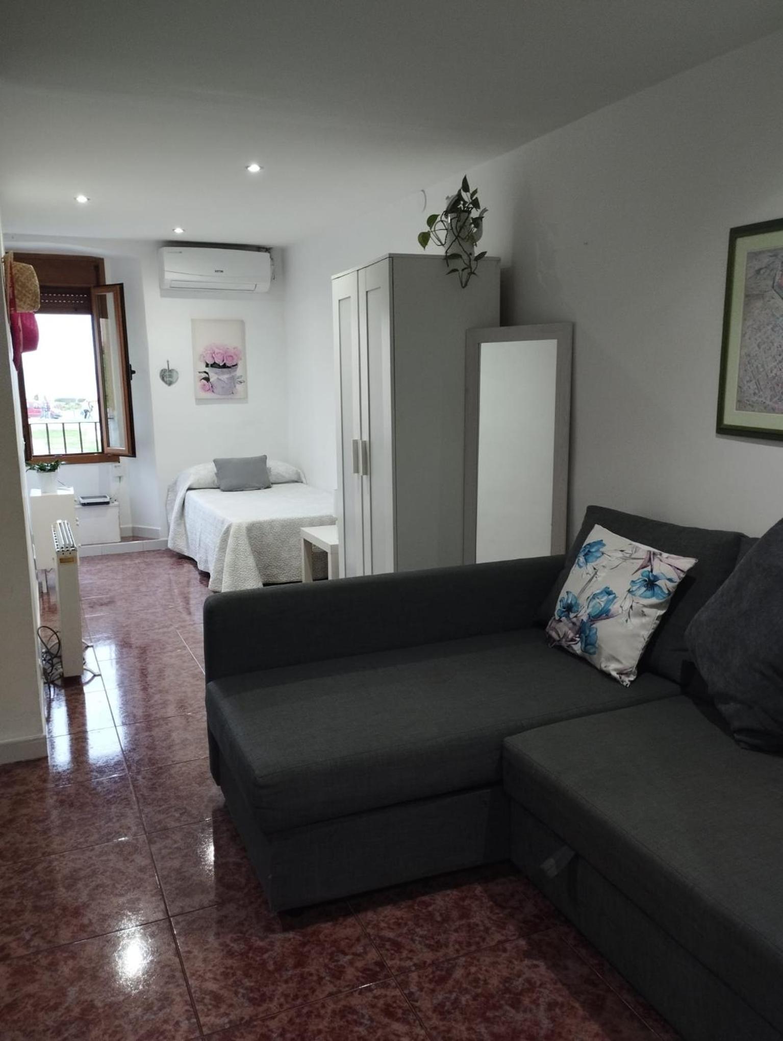 Studio Apartment - Photo 1