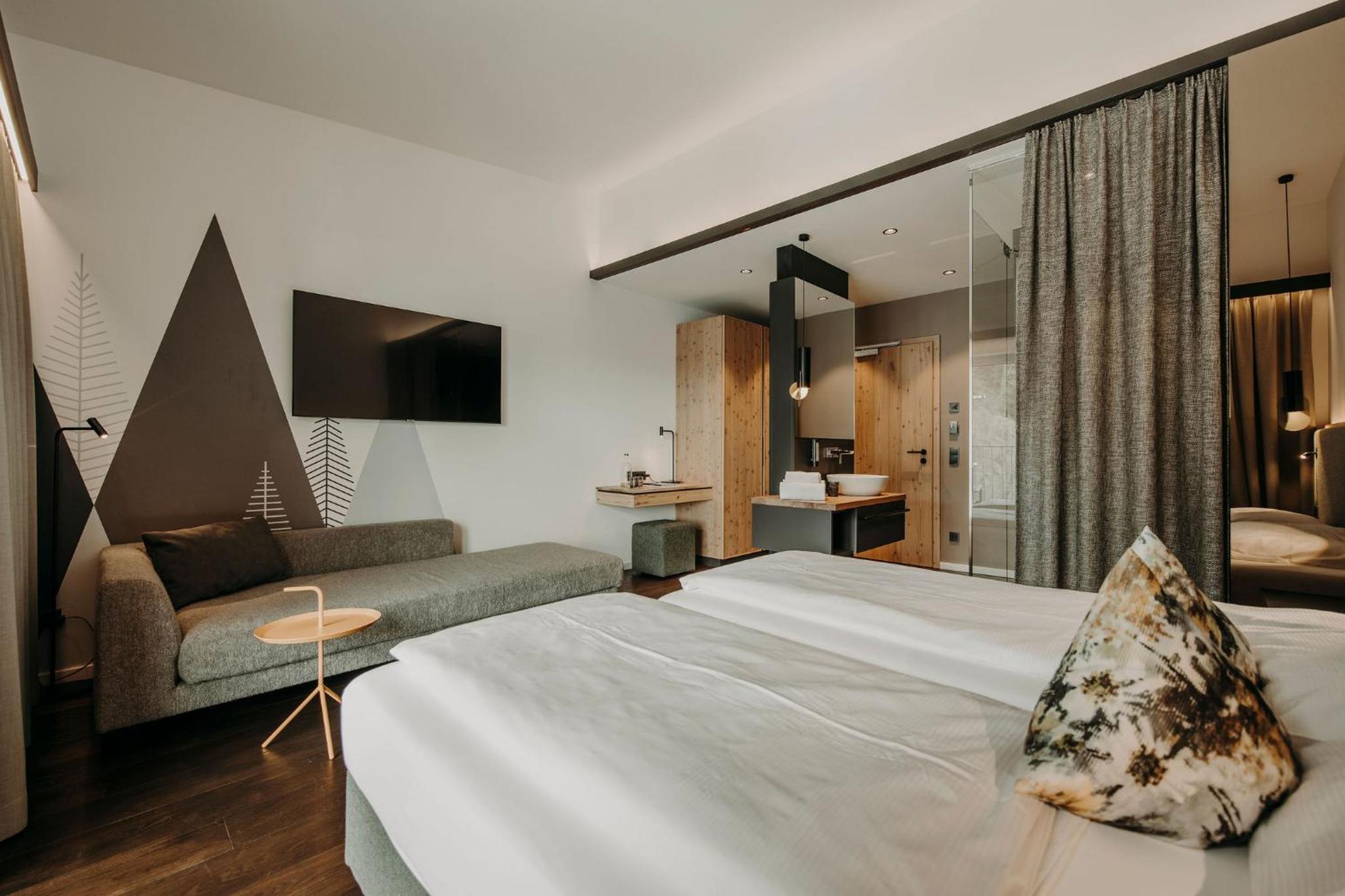 Superior Double Room with Extra Bed and Balcony - Photo 3