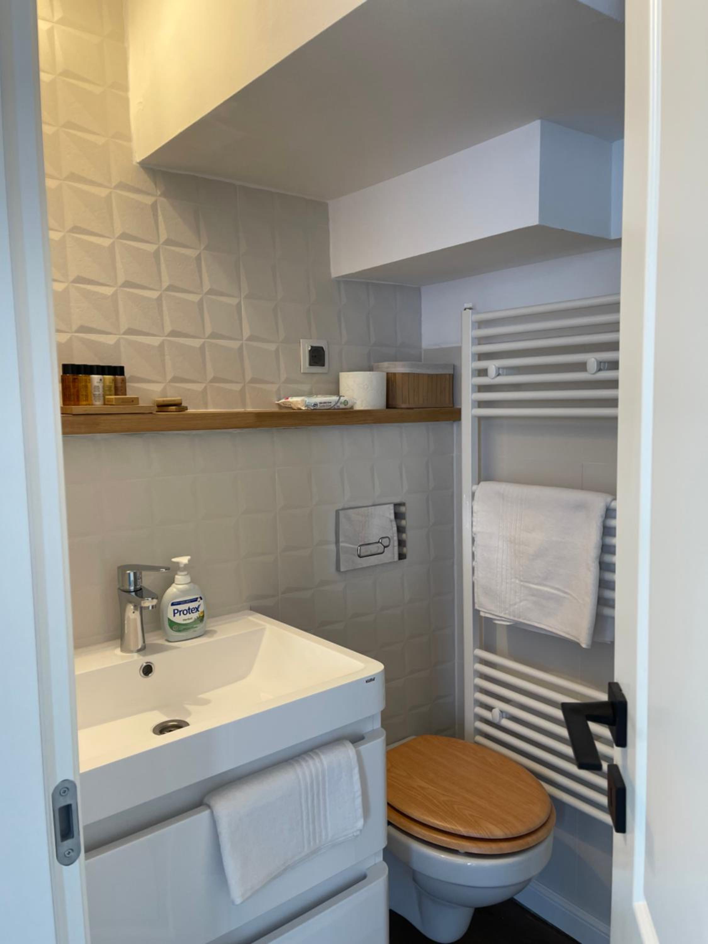 One-Bedroom Apartment - Photo 3