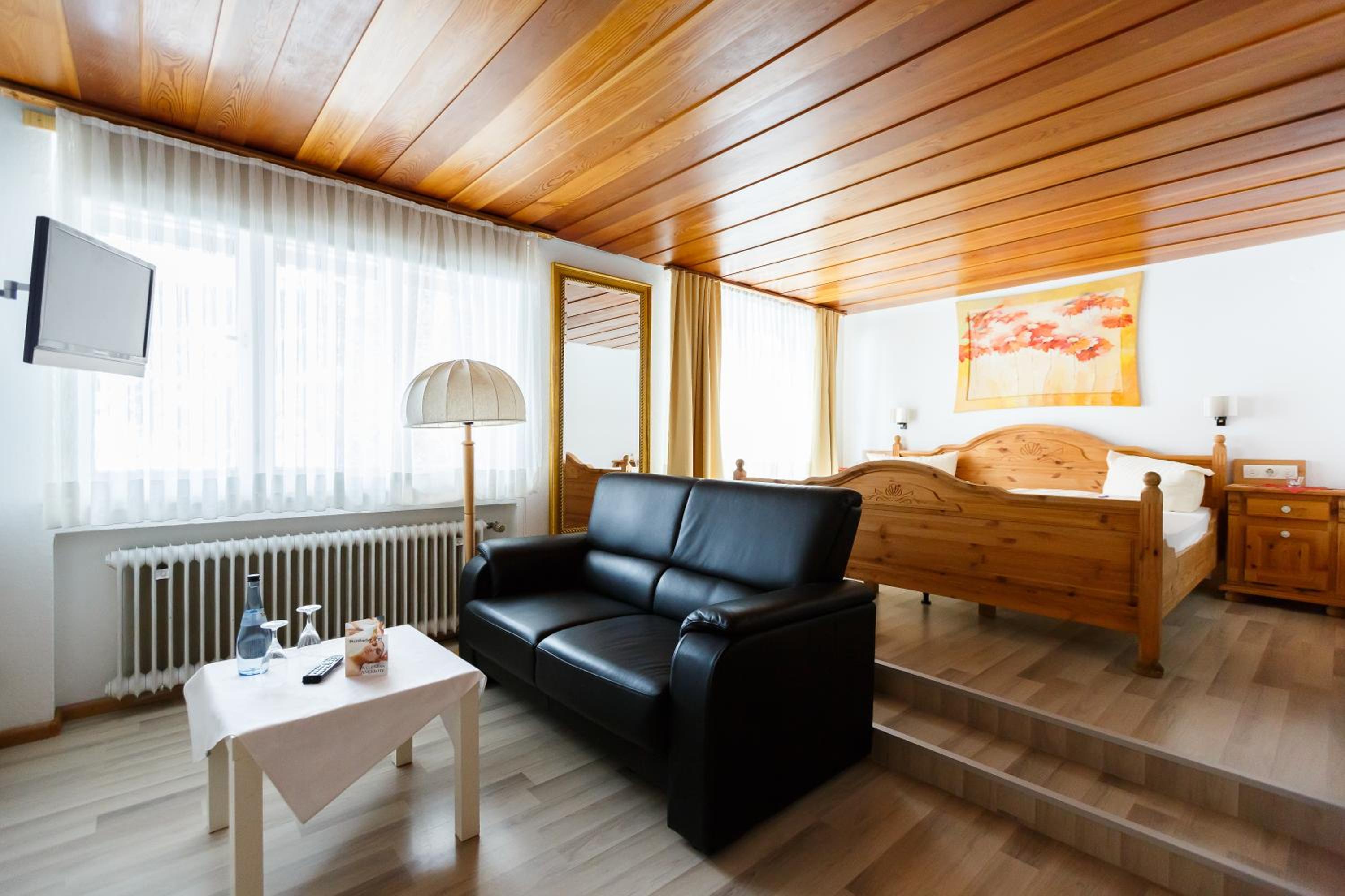 Junior Suite with Balcony - Photo 5