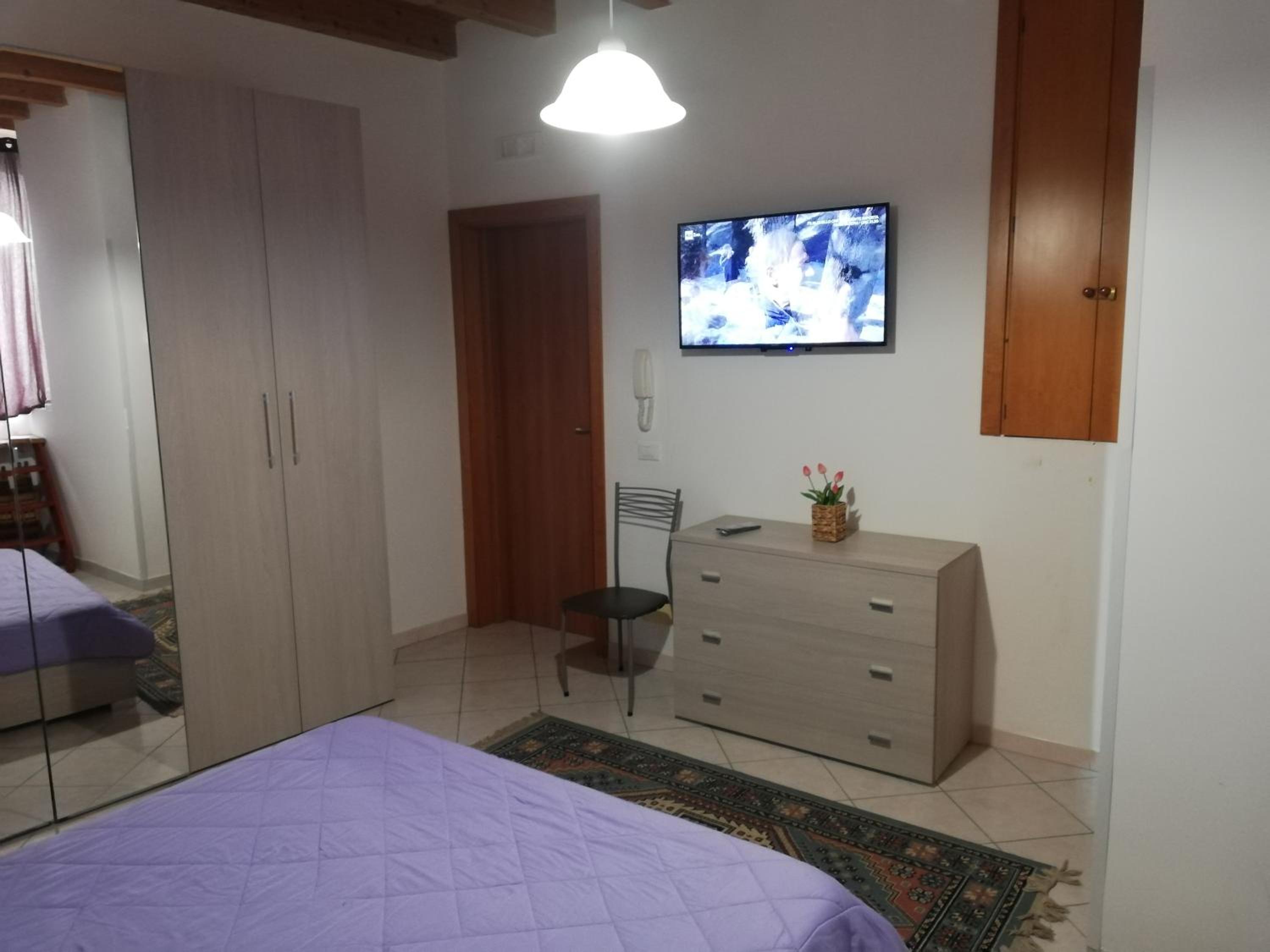 Apartment with Balcony - Photo 4