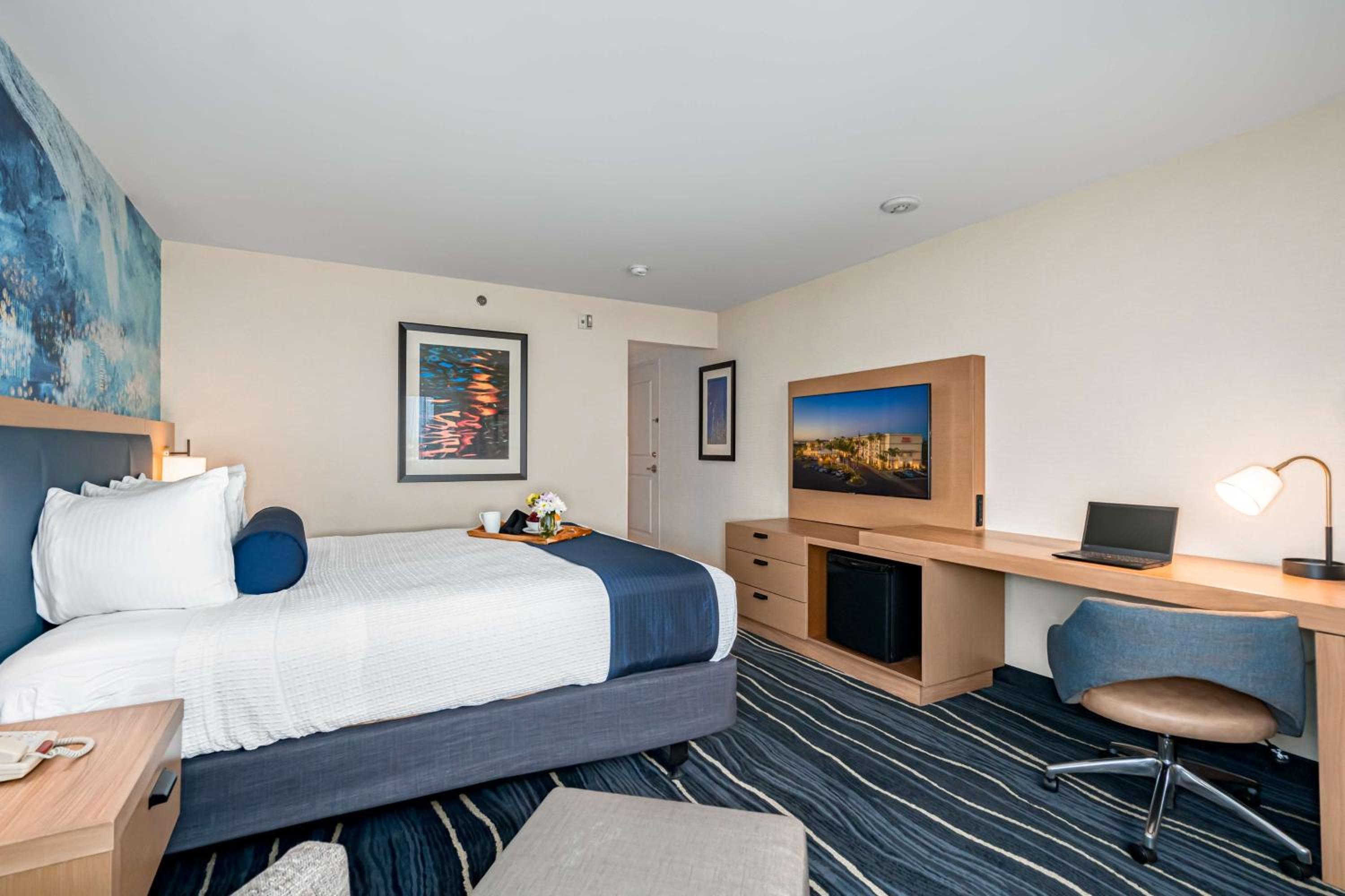 King Room with Bath Tub - Disability Access/Communication Assistance - Photo 2