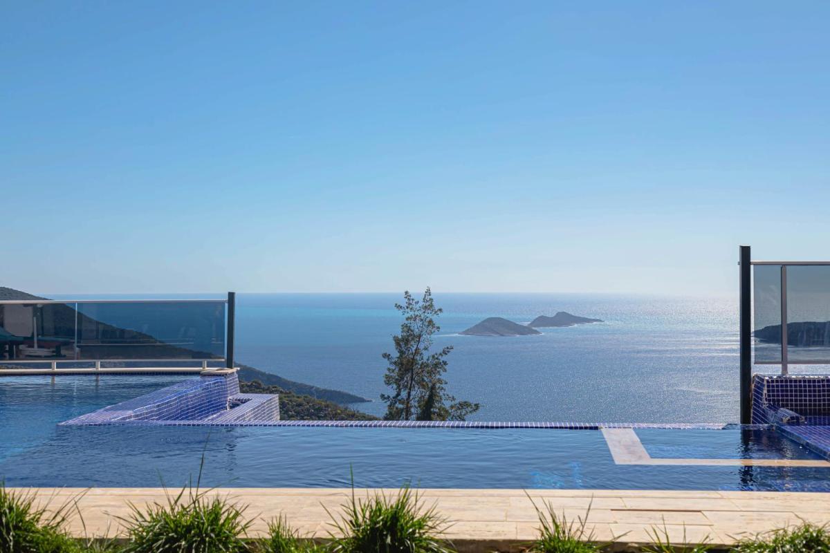 Deluxe Double Room with Balcony and Sea View