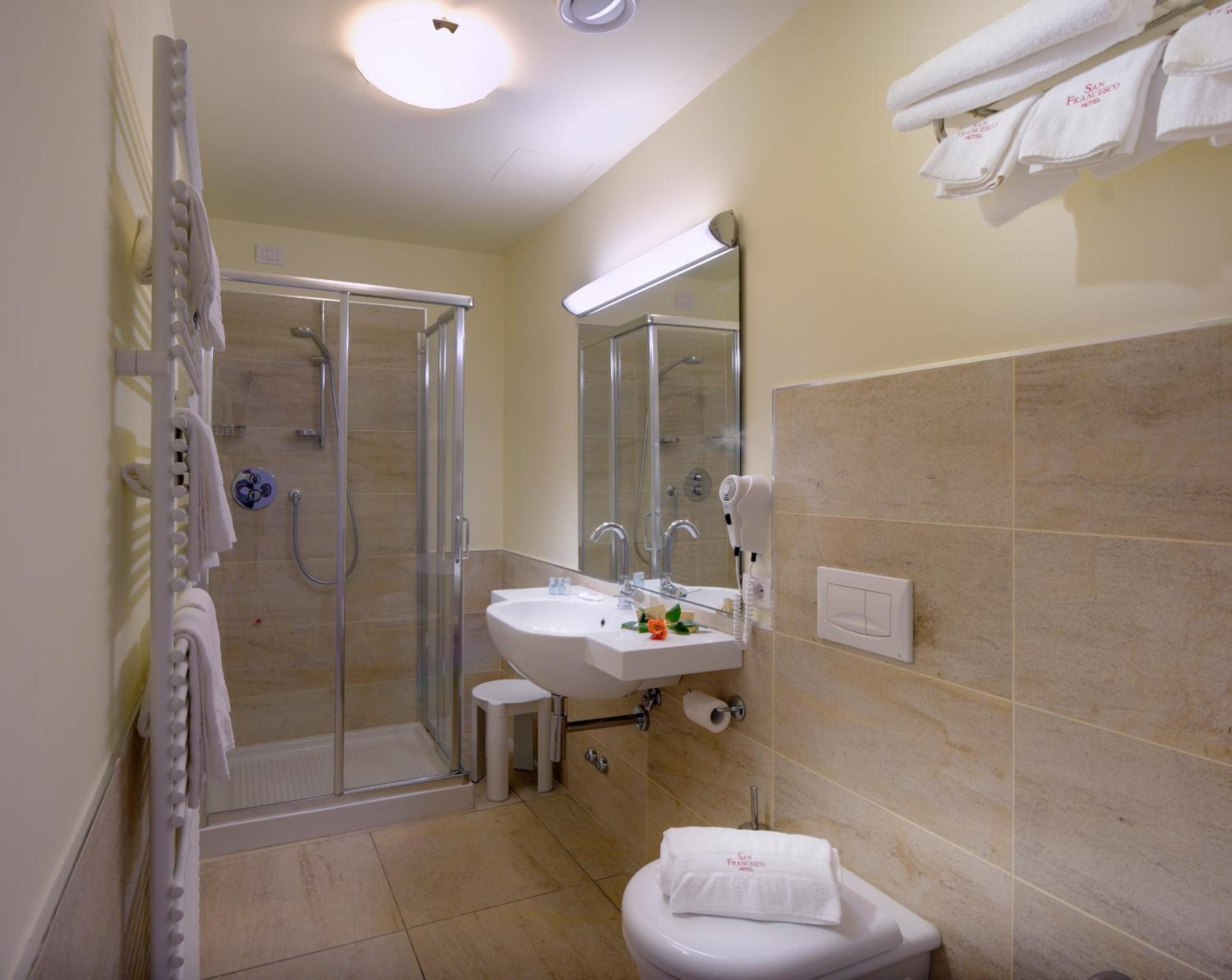 Standard Double or Twin Room - Photo 2