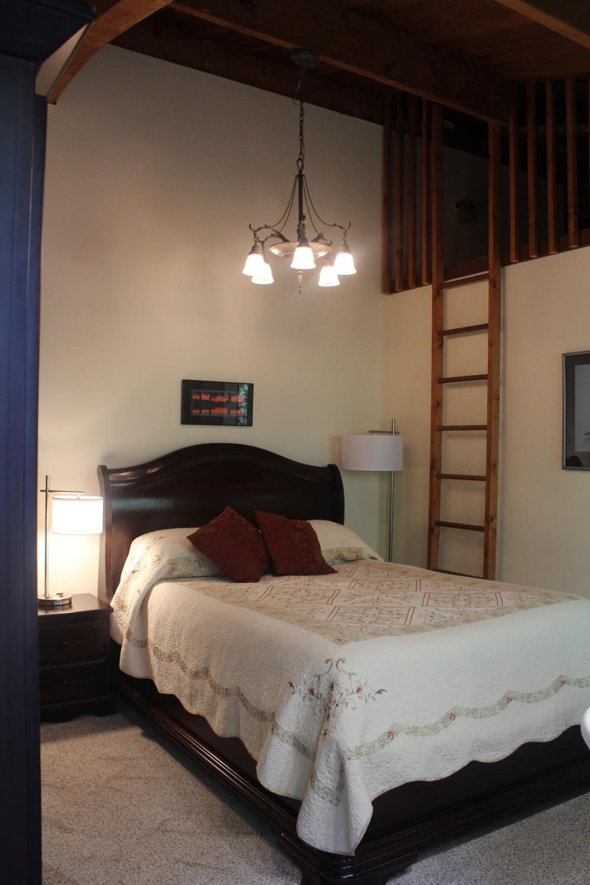 Queen Room (2 Adults + 1 Child) photo 2