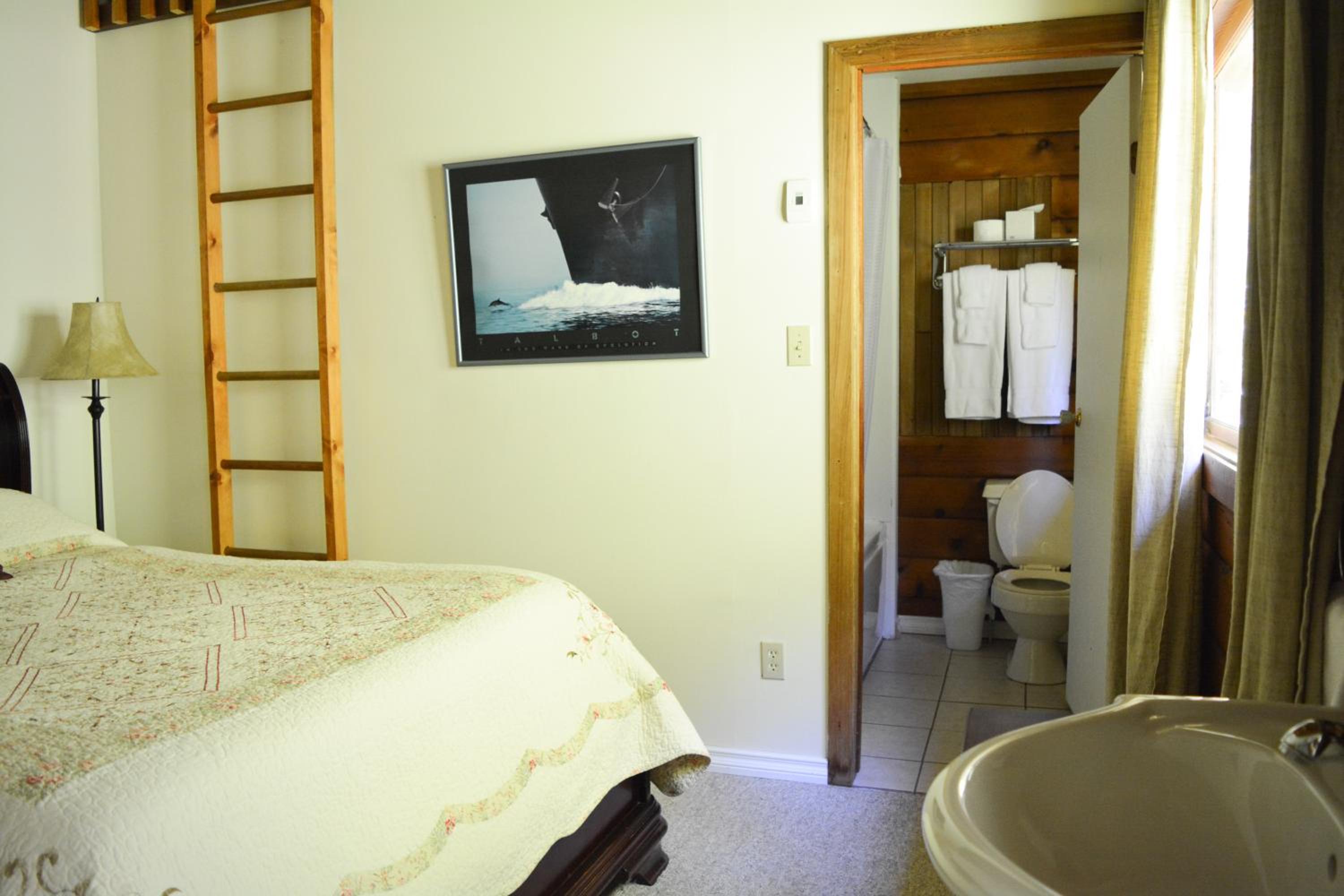 Queen Room (2 Adults + 1 Child) photo 3