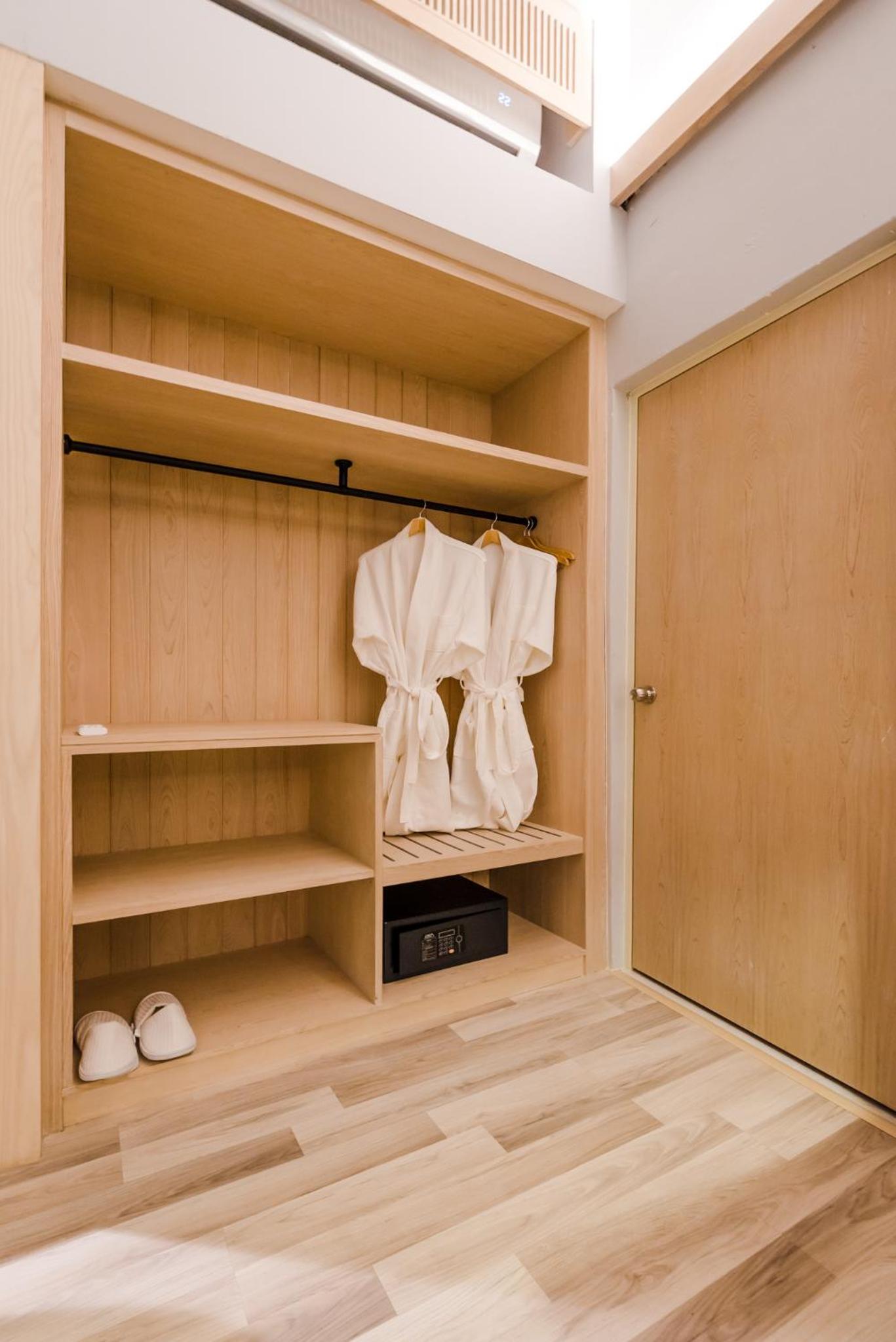 Courtyard Suite - Photo 16