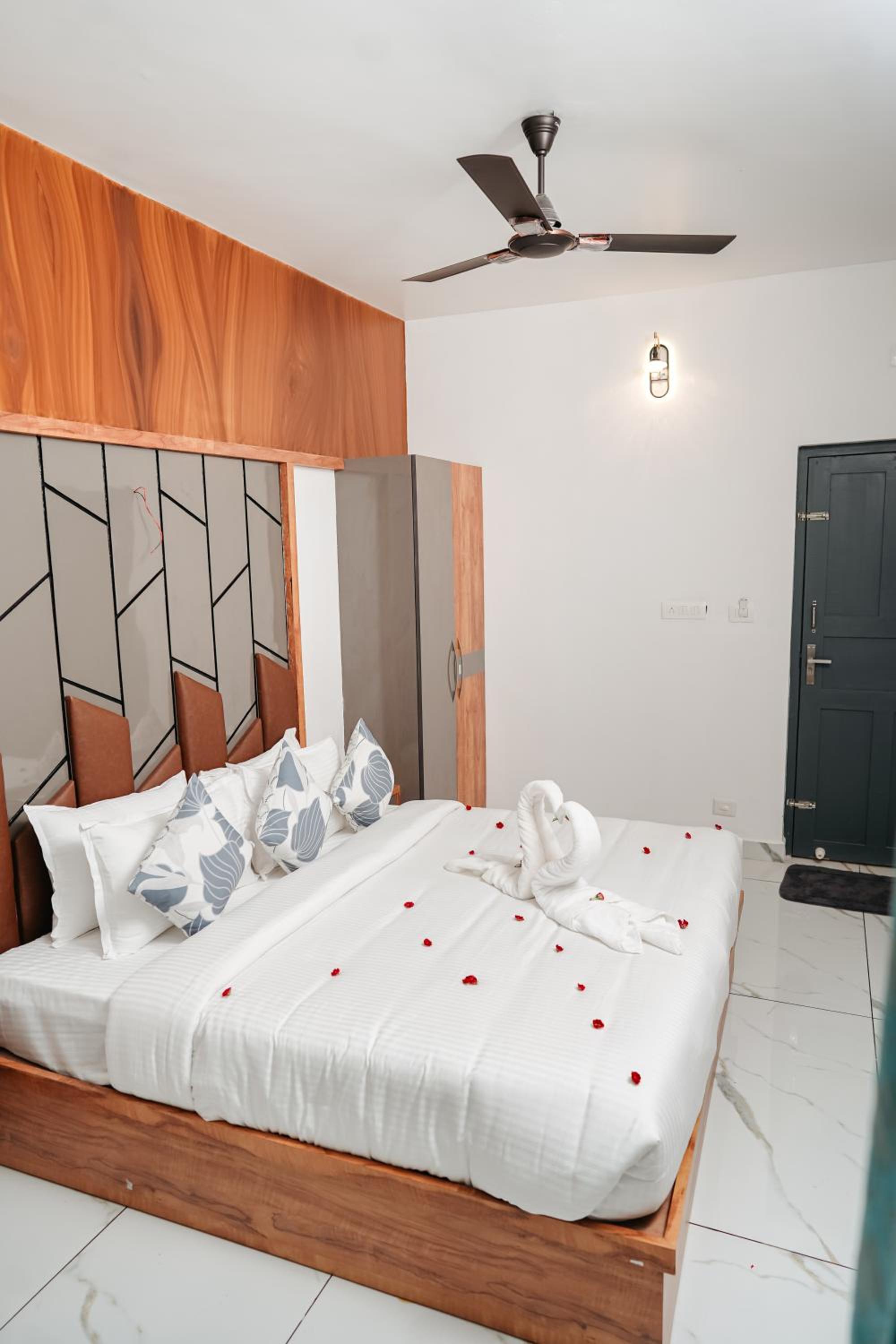 Deluxe Double Room with Balcony photo 1