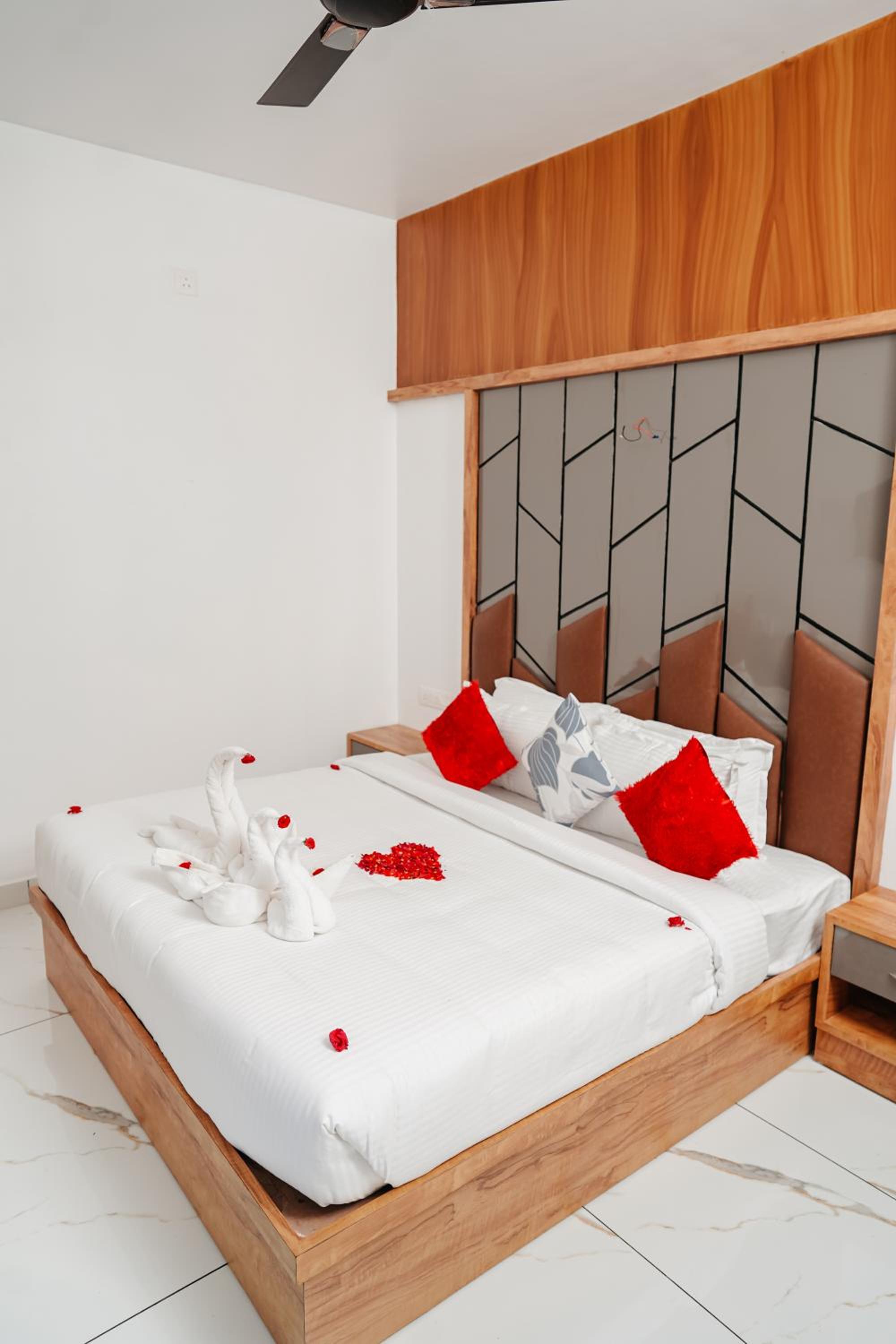 Deluxe Double Room with Balcony photo 2