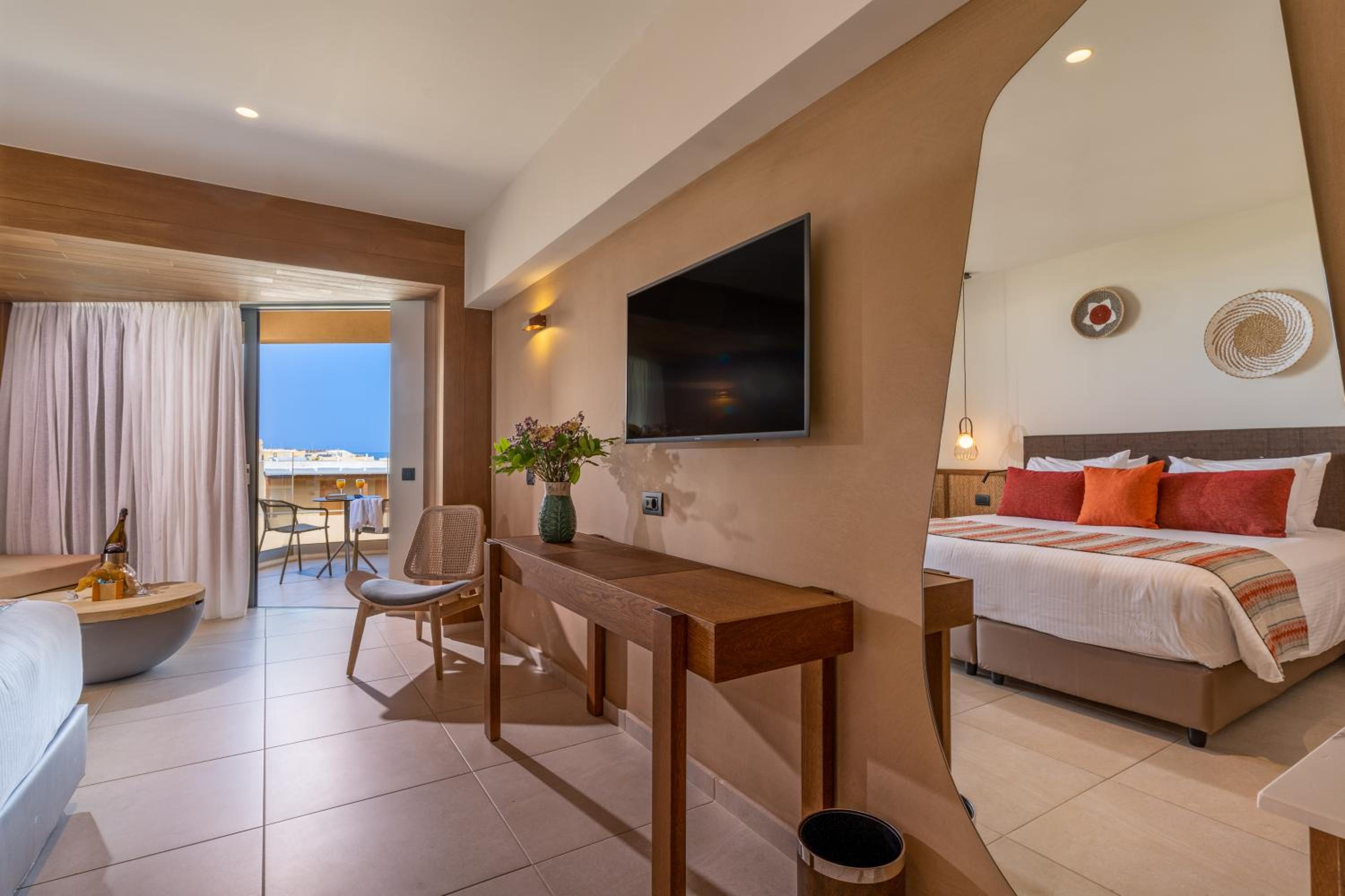 Deluxe Junior Suite - Photo 10