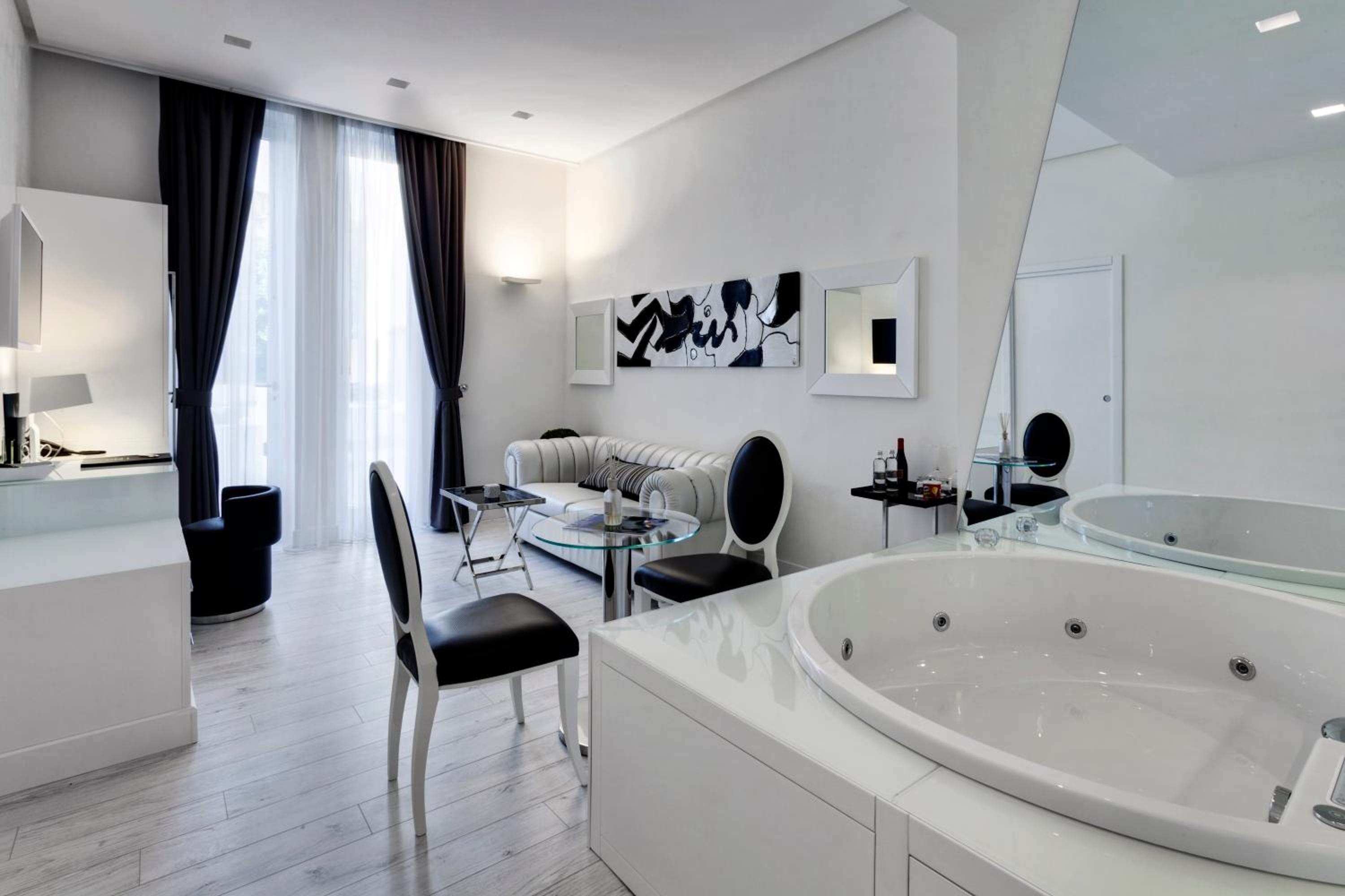 Deluxe Suite with Spa Access  - Photo 4