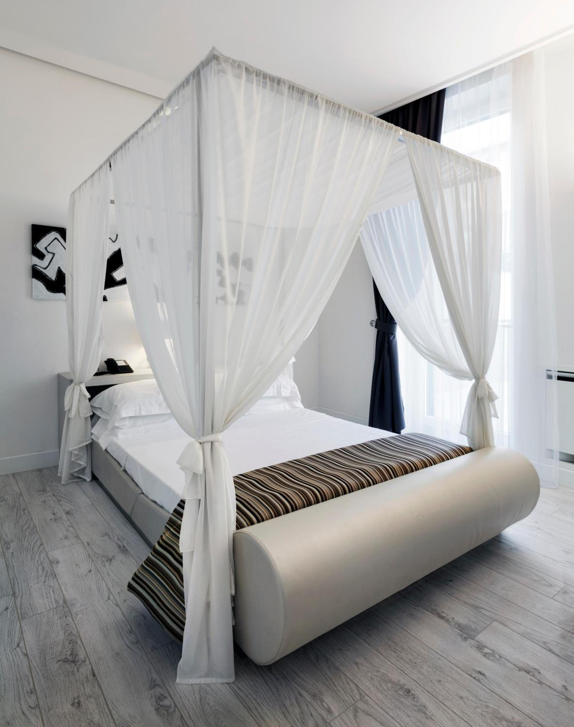 Deluxe Suite with Spa Access  - Photo 1