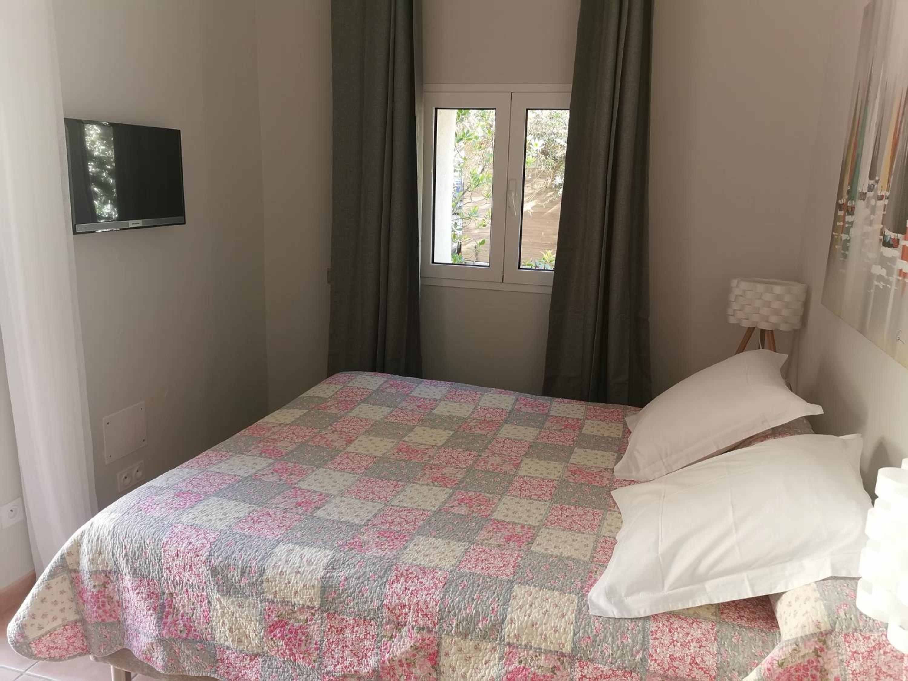 Double Room with Garden View - Photo 3